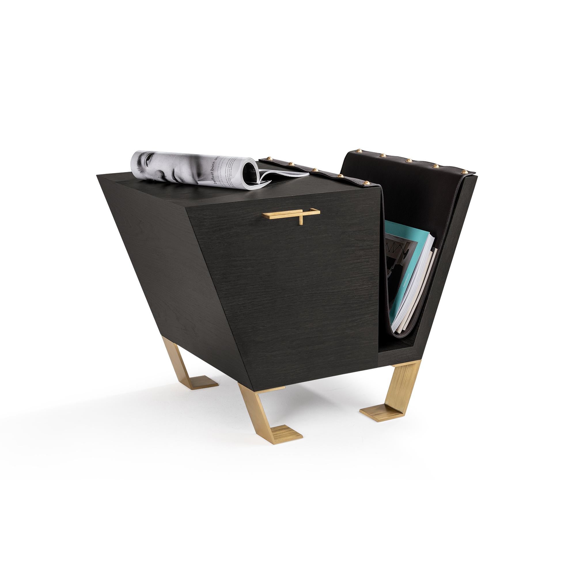 Practicality and refinement are masterfully embodied in this magazine holder that completes the Fourmosa credenza but still maintains all its charm and efficacy when used alone. The wood and real leather touches give it a stunning look but without