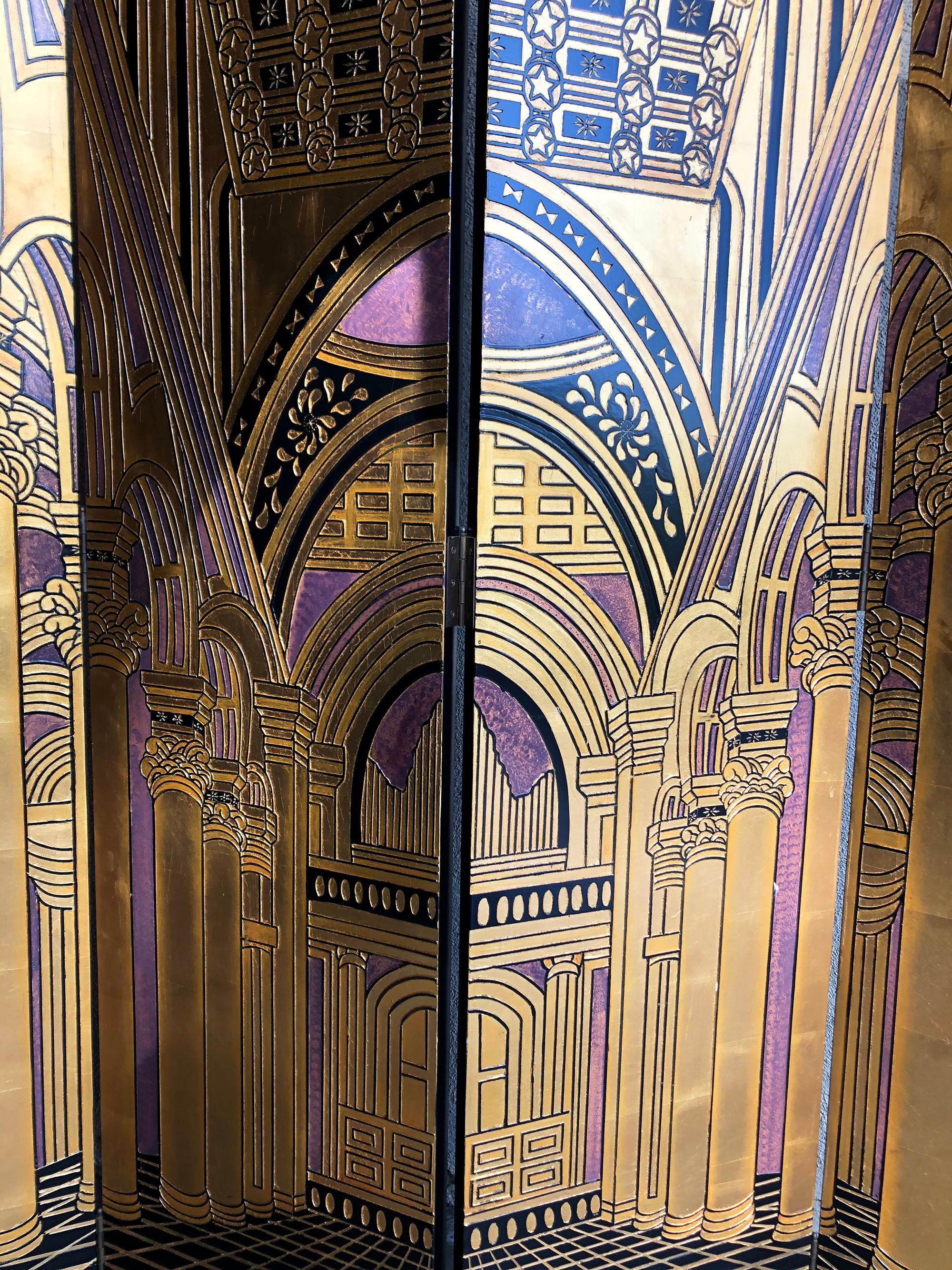 Grand paravent en bois en quatre parties avec un décor architectural classique produit par Fournier Décoration Paris dans les années 1970-1980. Le décor est agrémenté de dorures à la feuille d'or et de peintures texturées. Chaque panneau d'écran