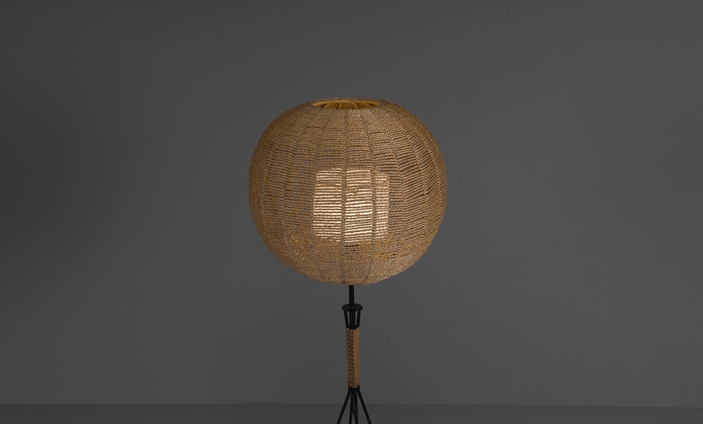 Fourpod String Floor Lamp in Metal, Leather and Jute, 1960s For Sale 1