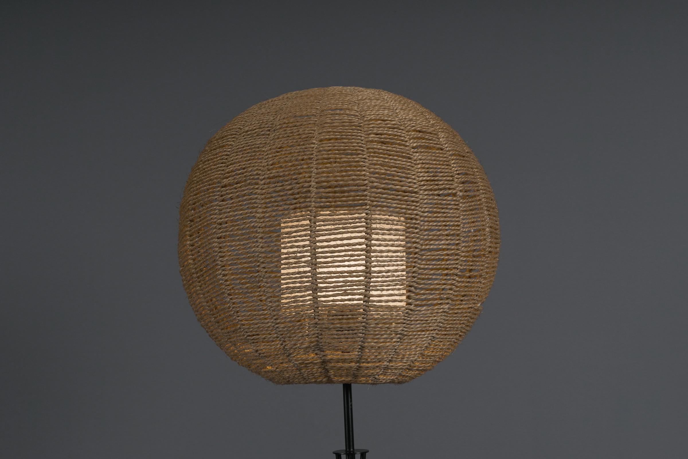 Lampadaire à cordes à quatre pieds en métal, cuir et jute, années 1960 en vente 2