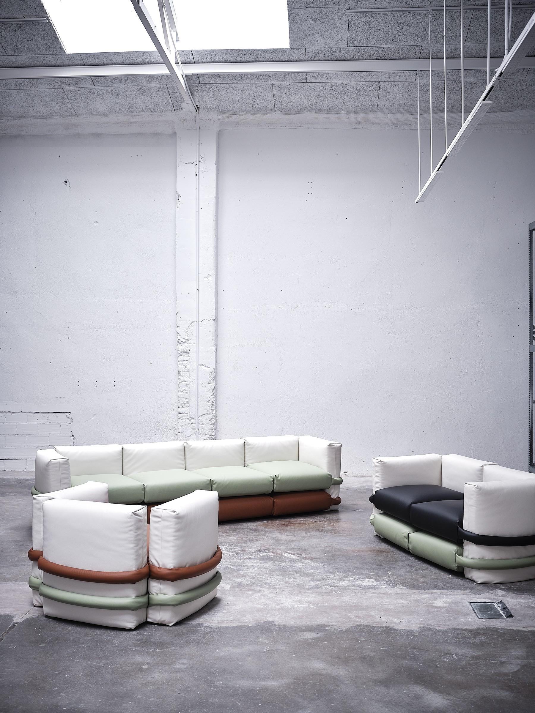 Muller Van Severen, Kissen, Viersitzer-Sofa, Mintgrün, Braun, Weiß, Leder (21. Jahrhundert und zeitgenössisch) im Angebot