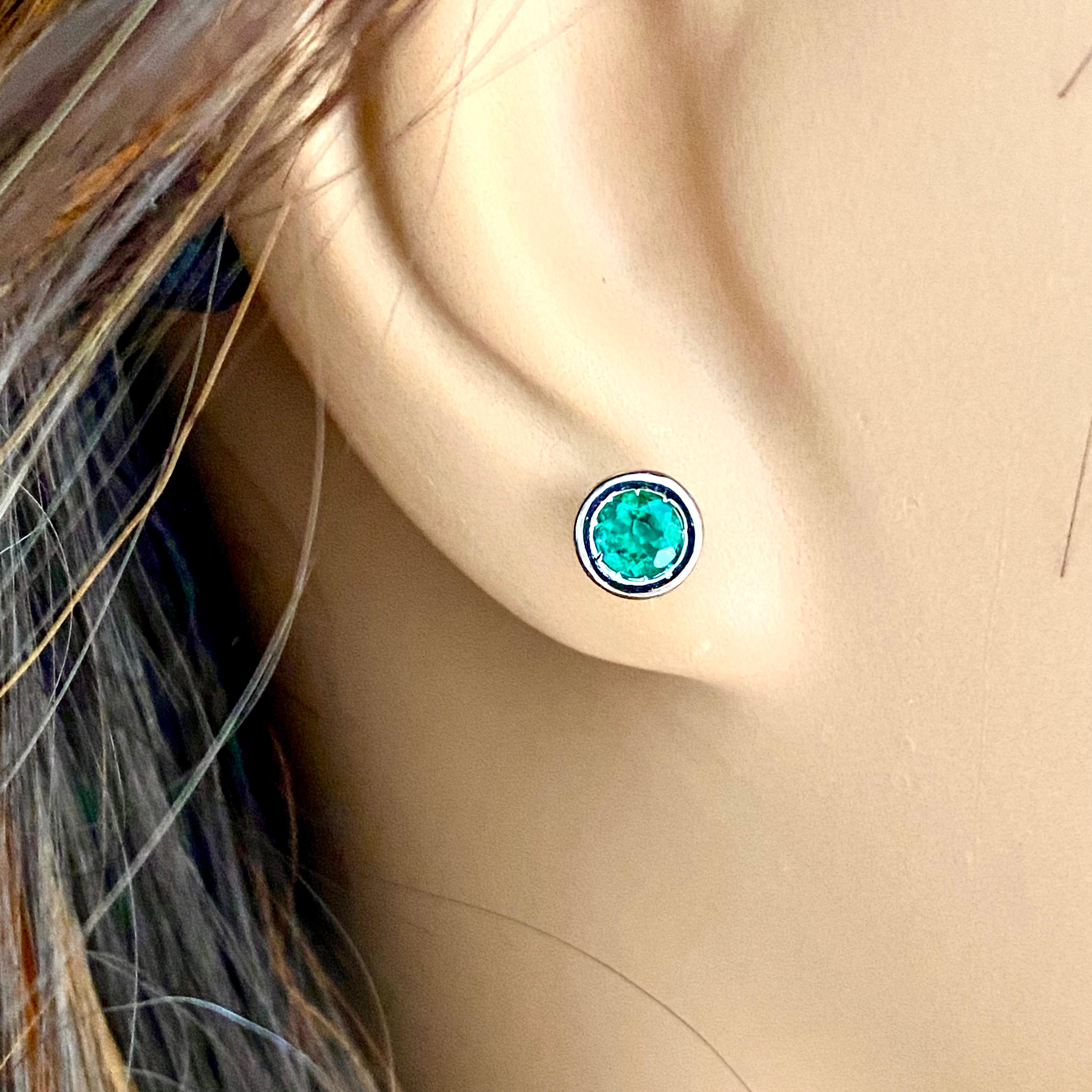 Vierzehn Millimeter-Ohrstecker aus Weißgold mit rundem Smaragd in Lünettenfassung (Zeitgenössisch)