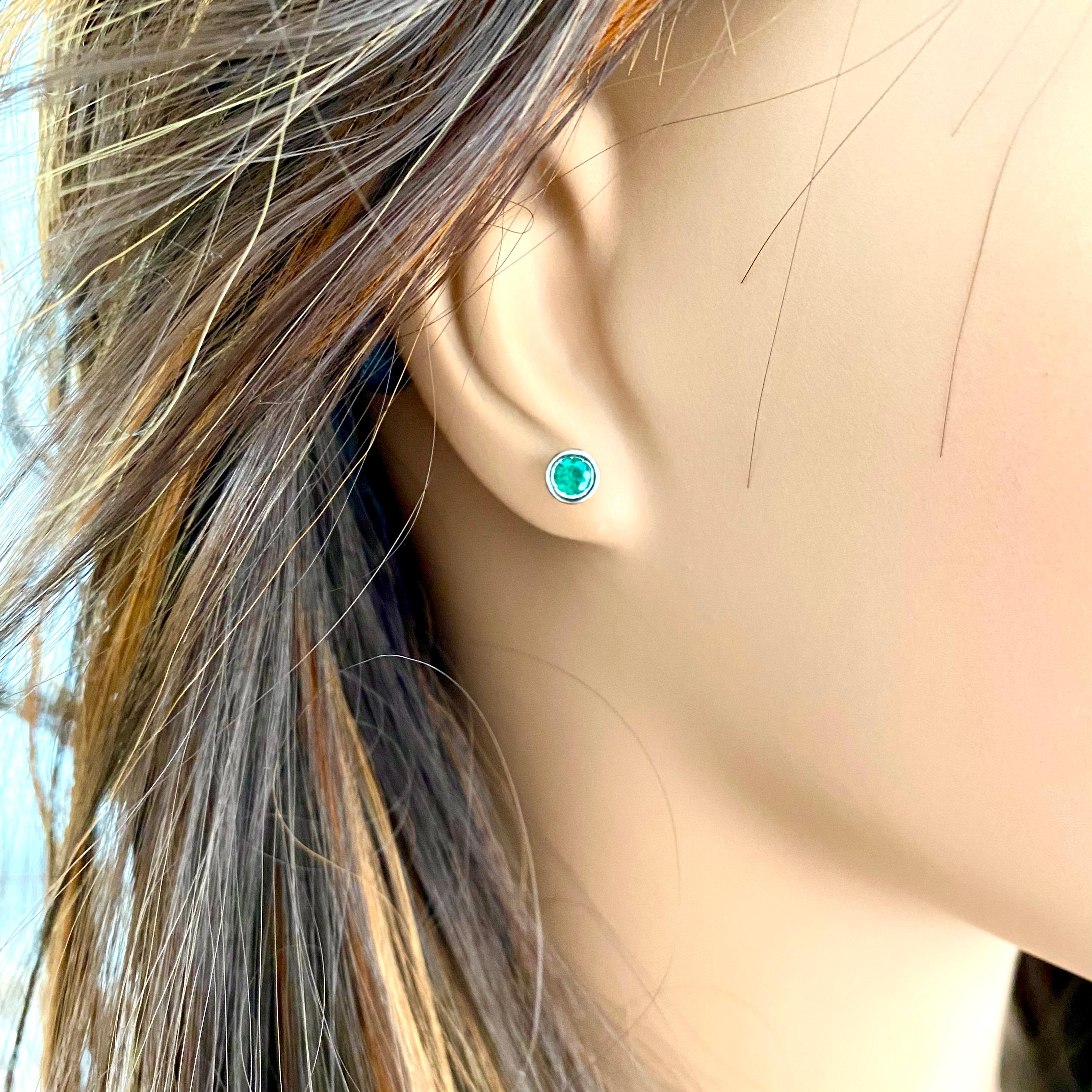 Vierzehn Millimeter-Ohrstecker aus Weißgold mit rundem Smaragd in Lünettenfassung für Damen oder Herren