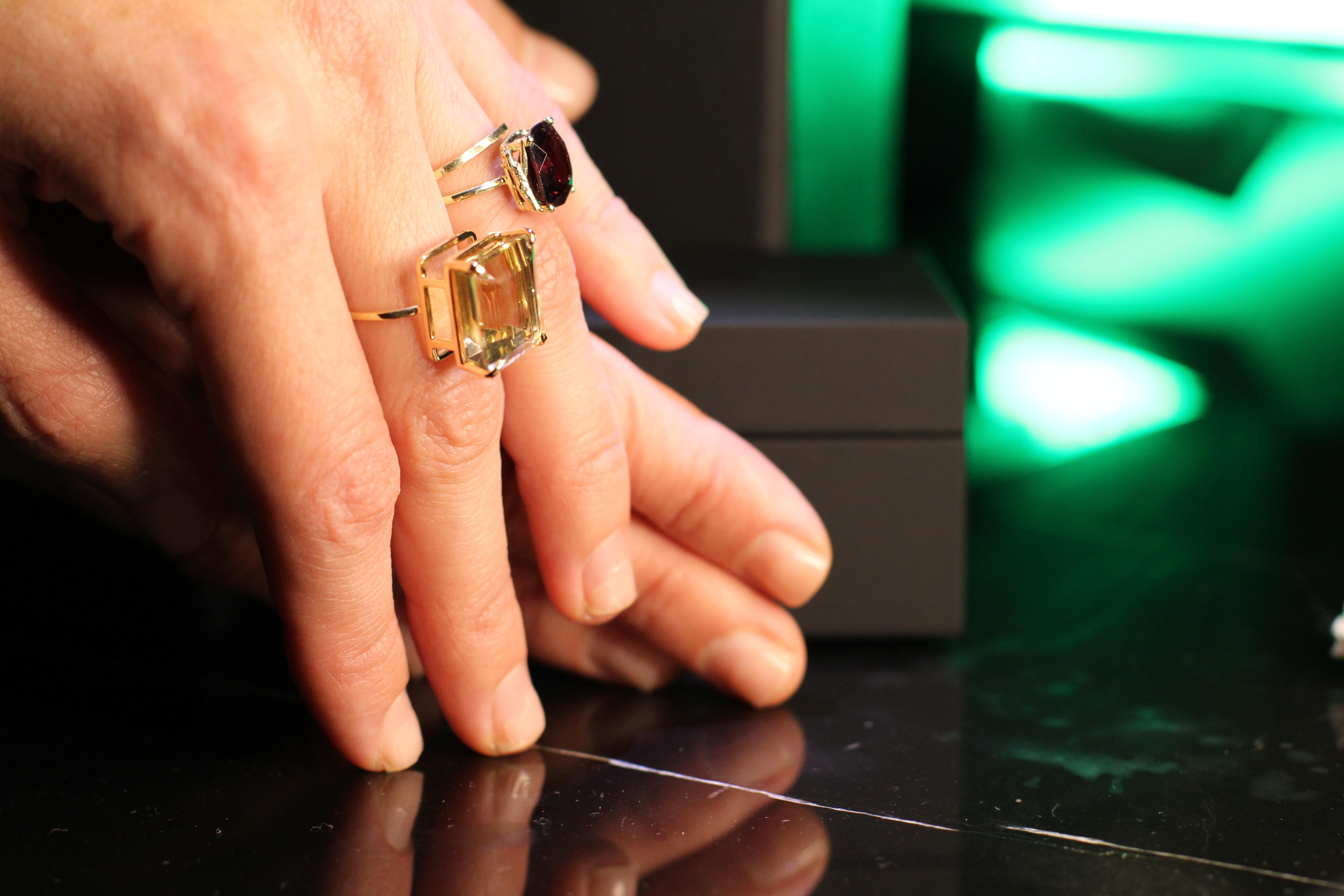 Fourteen Karat Yellow Gold Cocktail Ring with Colombian Light Minty Emerald In New Condition For Sale In Berlin, DE