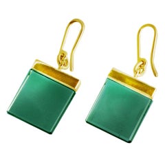 Orecchini in oro giallo a quattordici carati in stile Art Deco in primo piano su Vogue