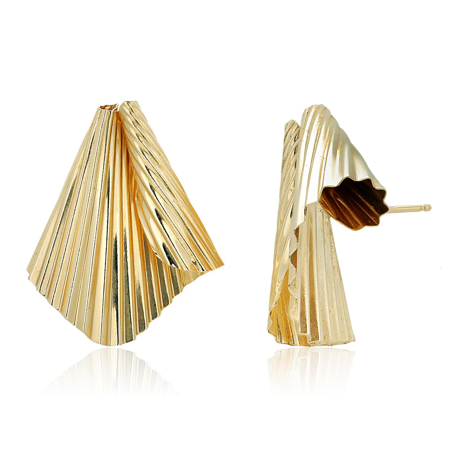 Fourteen Karat Yellow Gold Fan Shaped Fluted Earrings  In Good Condition In New York, NY