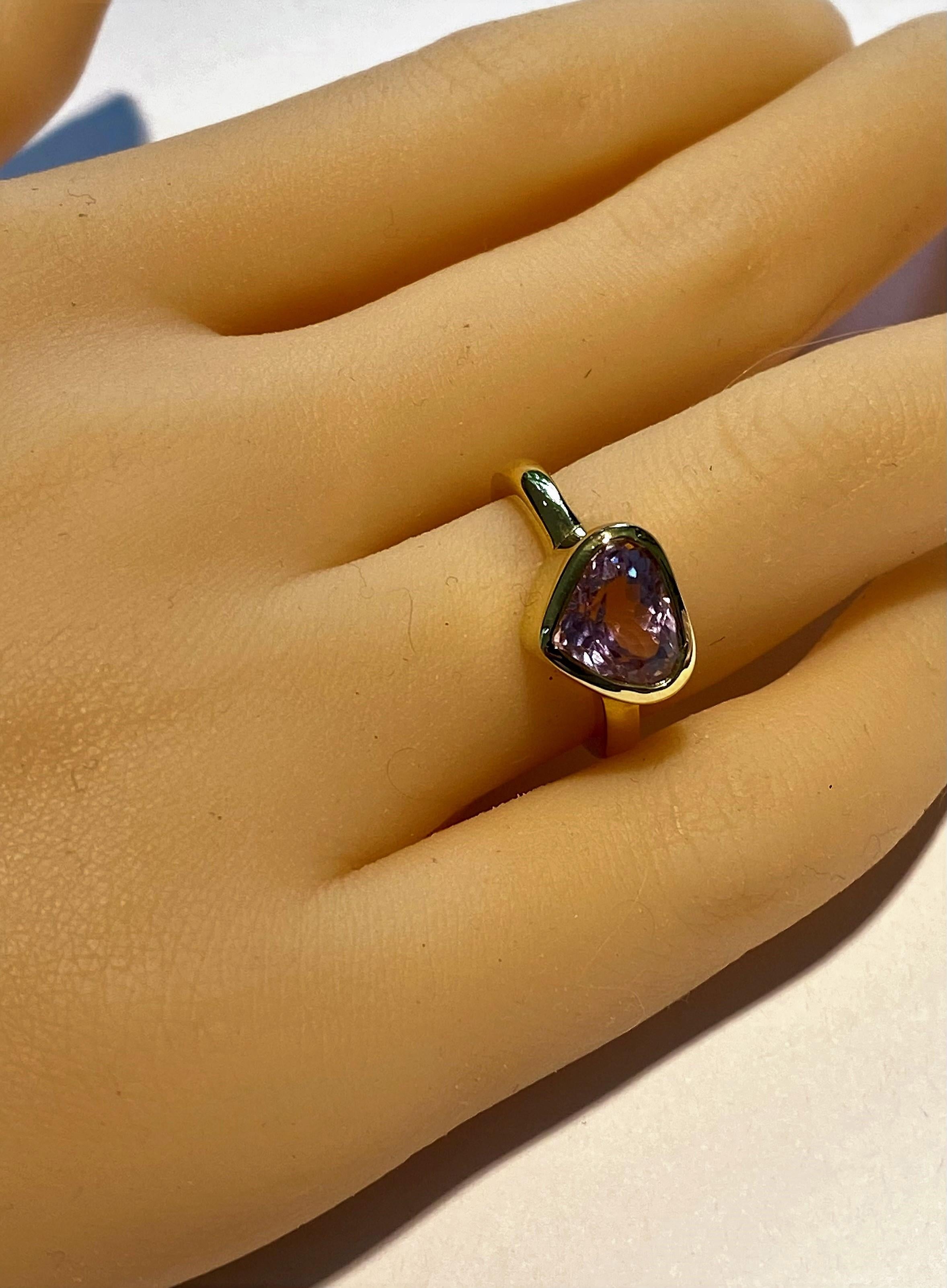 Fourteen Karat Yellow Gold Heart Shaped Kunzite Bezel Raised Dome Cocktail Ring In New Condition In New York, NY