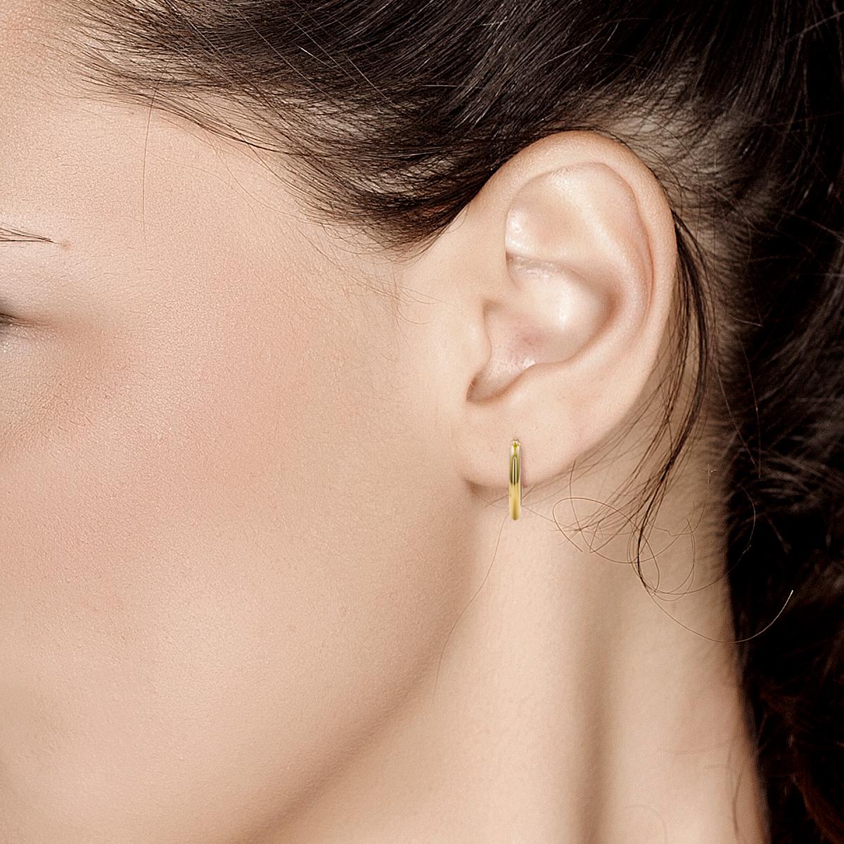 14 karat yellow gold mini hoop earrings

Earrings measuring 0.60