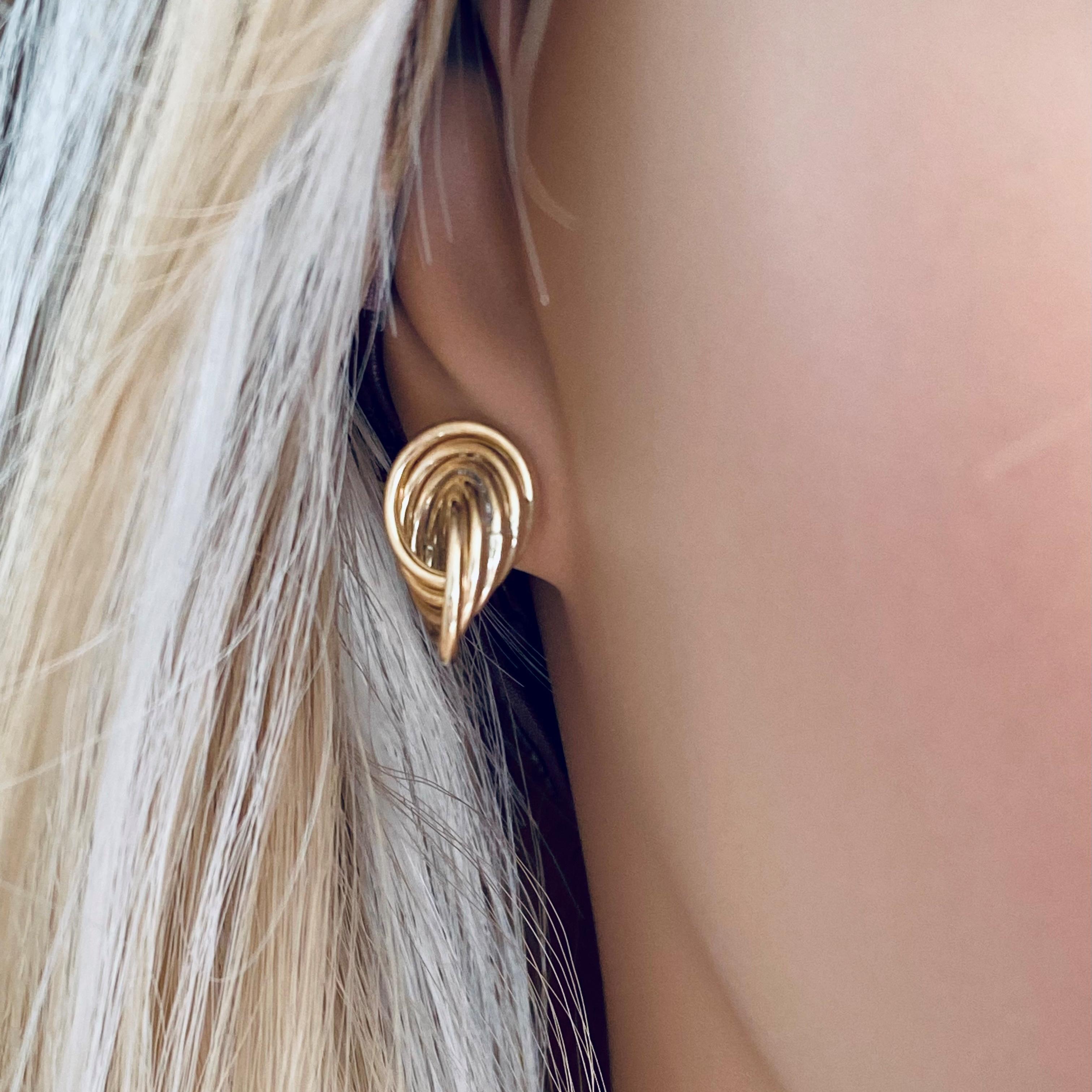 Fourteen Karat Yellow Gold Swirl Shaped Modernist 0.75 Inch Stud Earrings In Good Condition In New York, NY