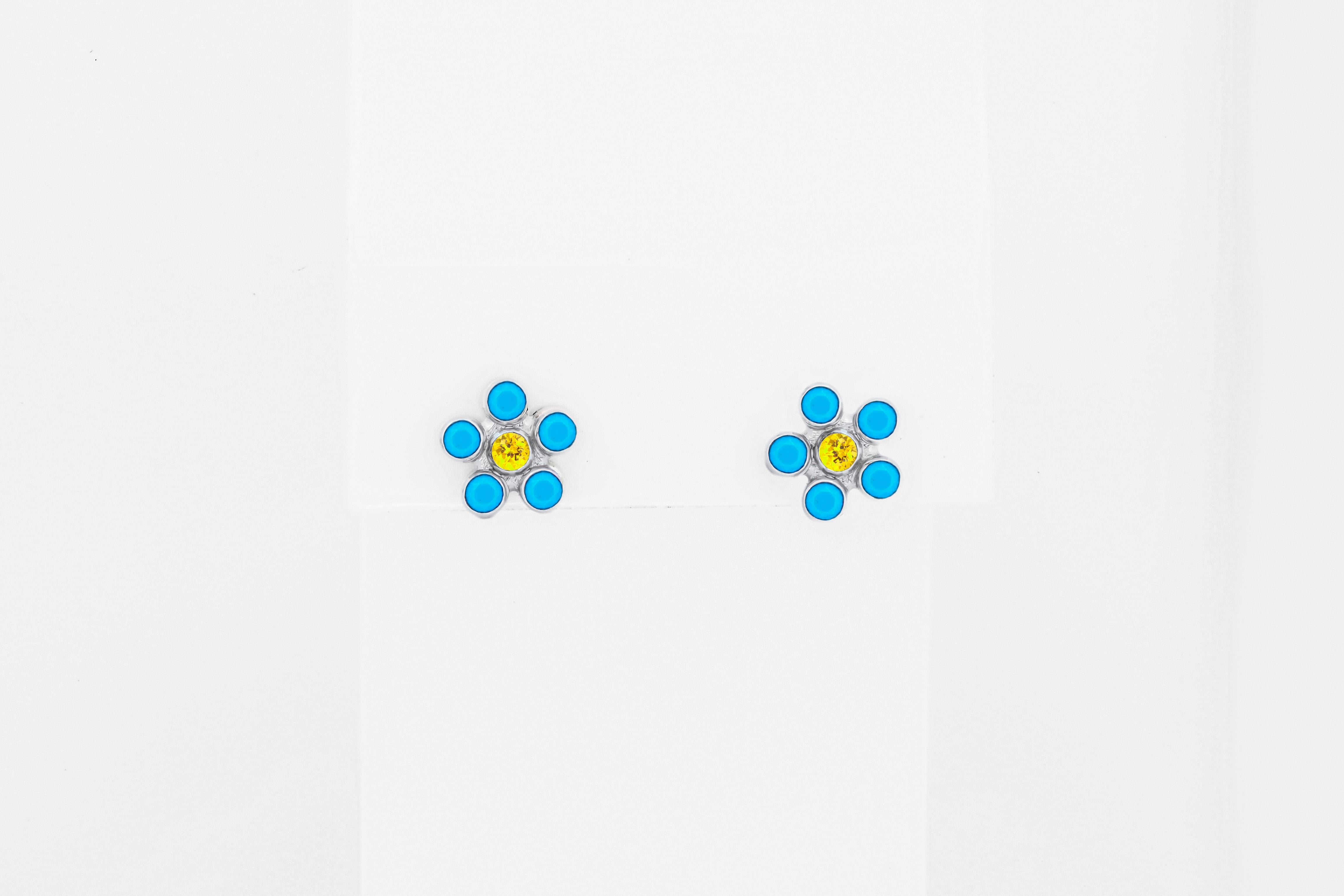 Fower earrings studs in 14k gold. In New Condition For Sale In Istanbul, TR
