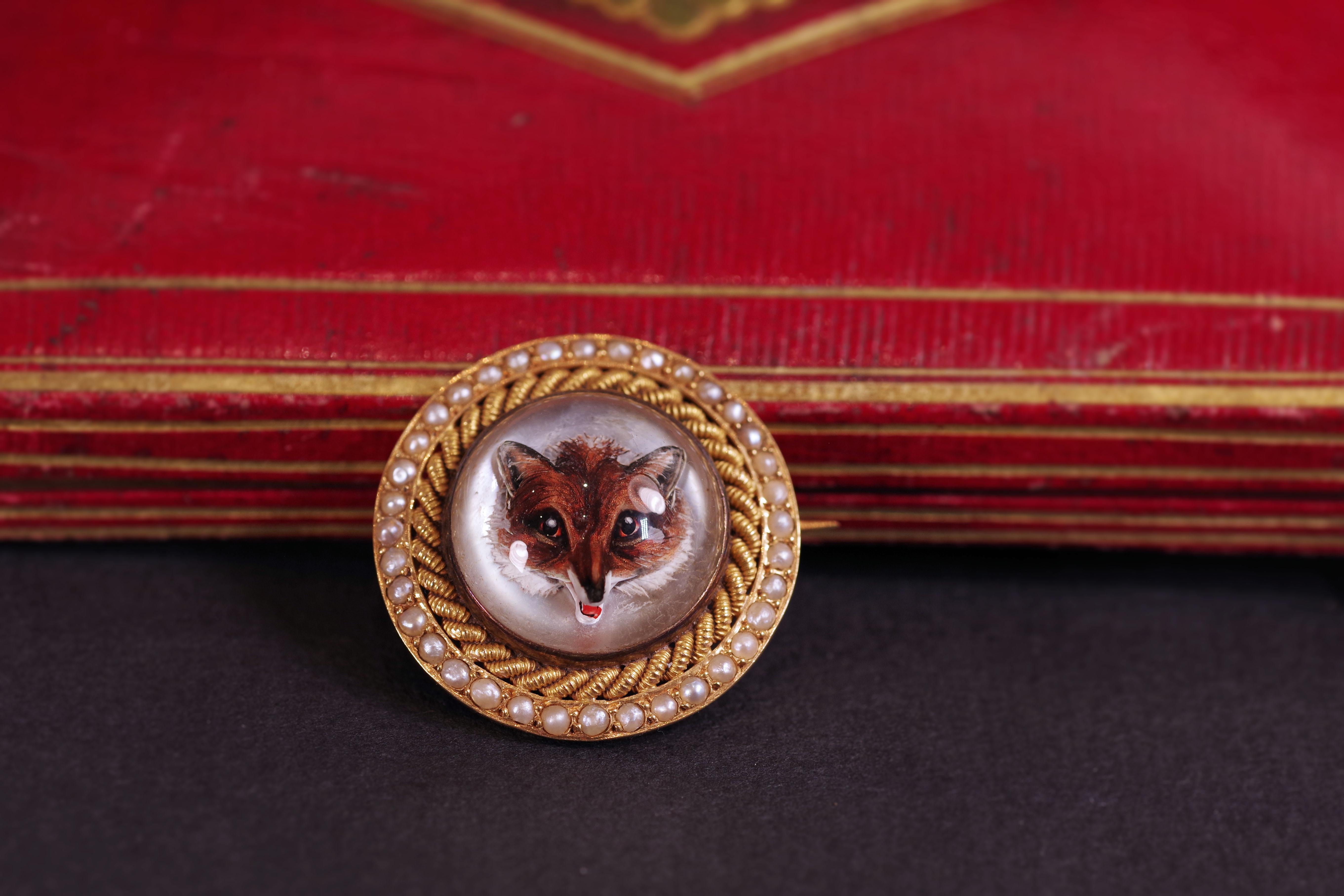 Cabochon Fox Crystal Essex Brooch in 18 Karat Yellow Gold For Sale