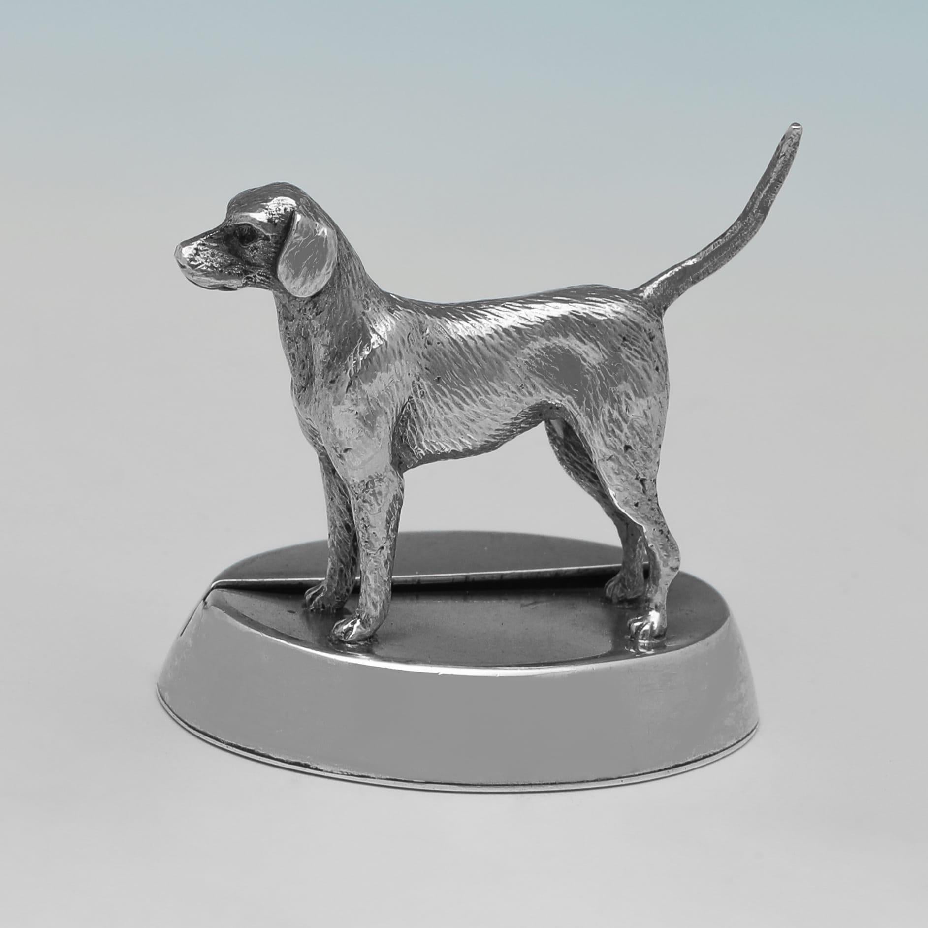 Marchiata a Londra nel 1909 e nel 1911 da William Hornby, questa incantevole coppia di segnaposto in argento sterling antico ha come modello una volpe e un cane da caccia. 
Il cane misura 1,5