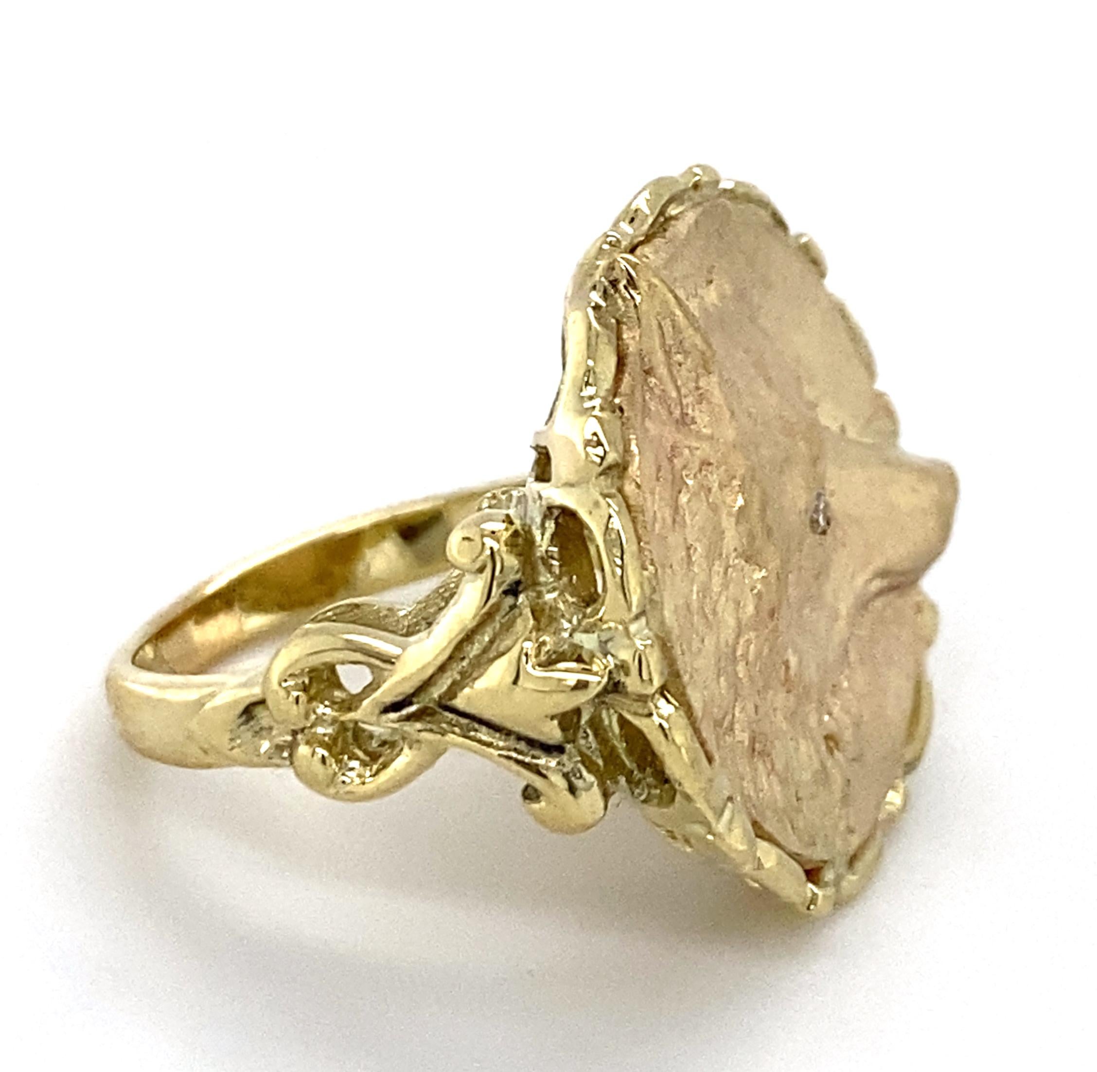 Contemporain Bague à volutes en or jaune avec médaillon en forme de renard et œil en diamant en vente