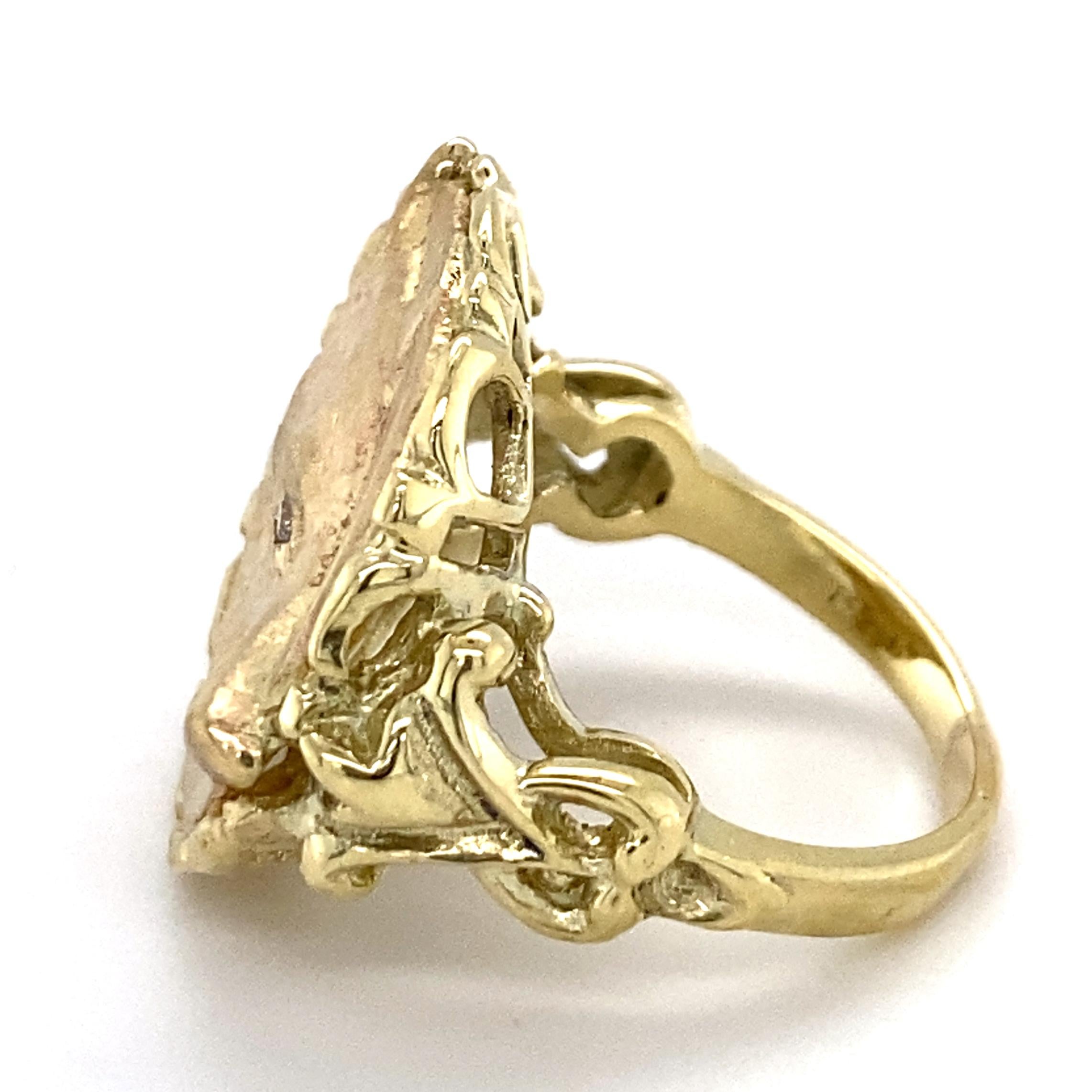 Taille brillant Bague à volutes en or jaune avec médaillon en forme de renard et œil en diamant en vente