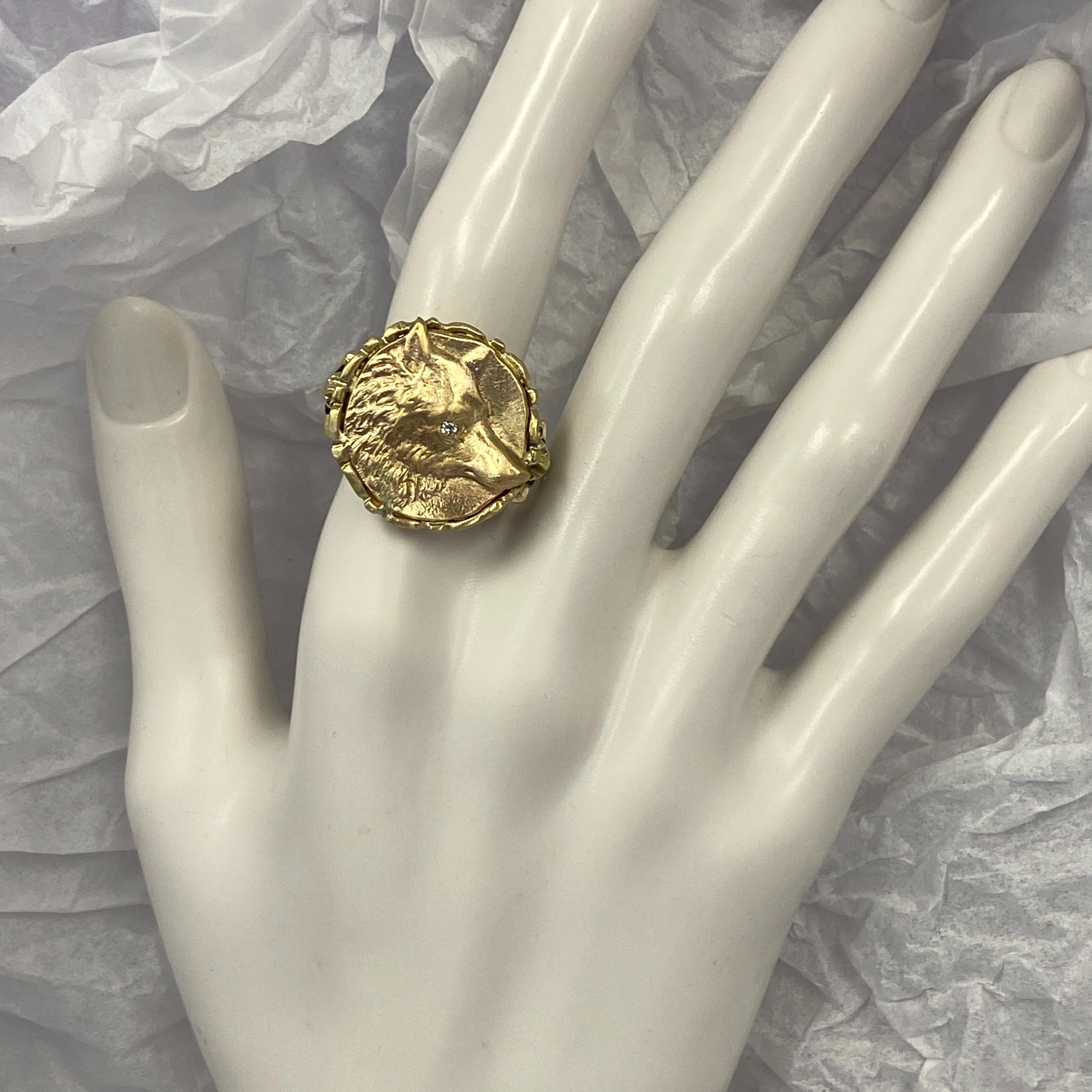 Bague à volutes en or jaune avec médaillon en forme de renard et œil en diamant en vente 1