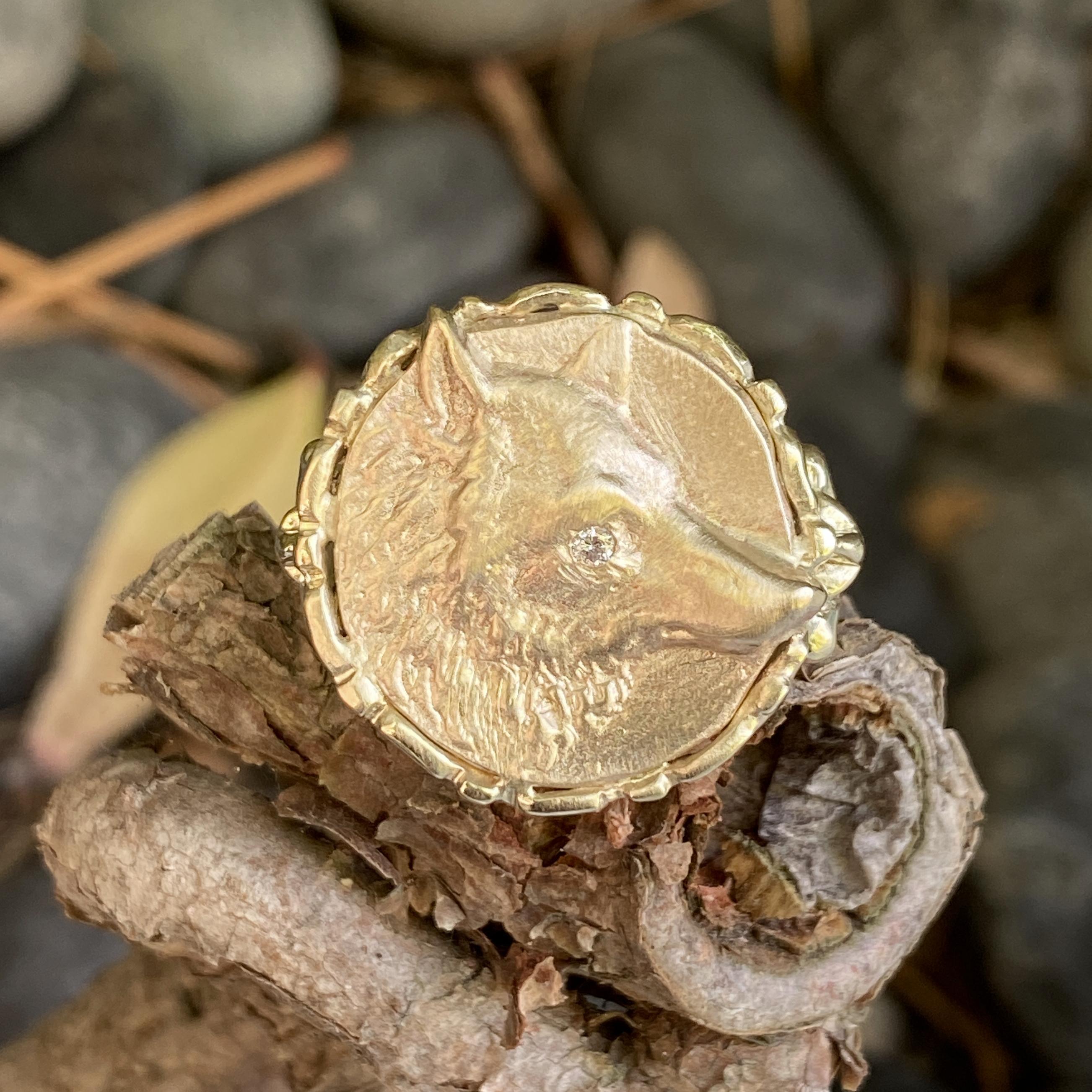 Bague à volutes en or jaune avec médaillon en forme de renard et œil en diamant en vente 2