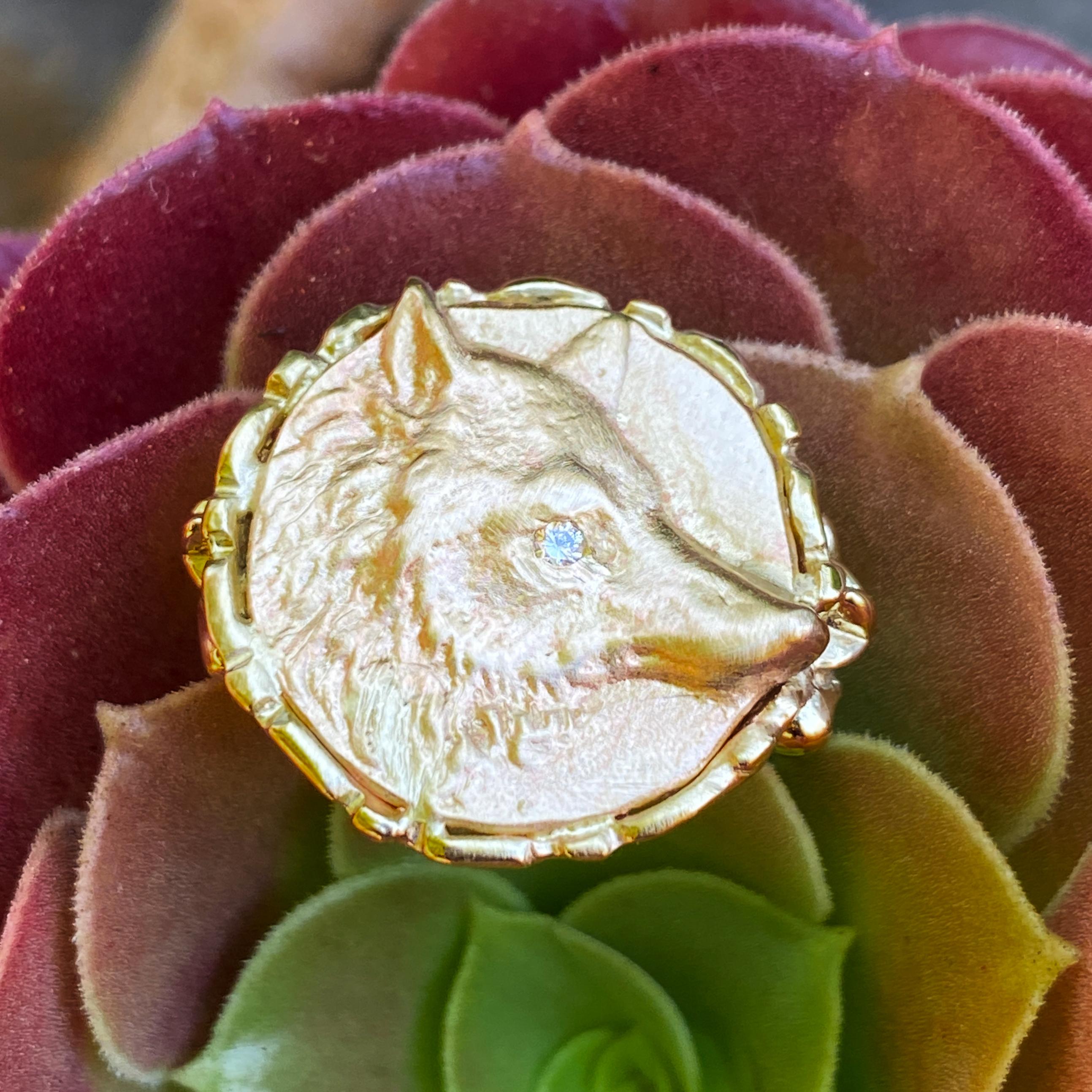 Bague à volutes en or jaune avec médaillon en forme de renard et œil en diamant en vente 3