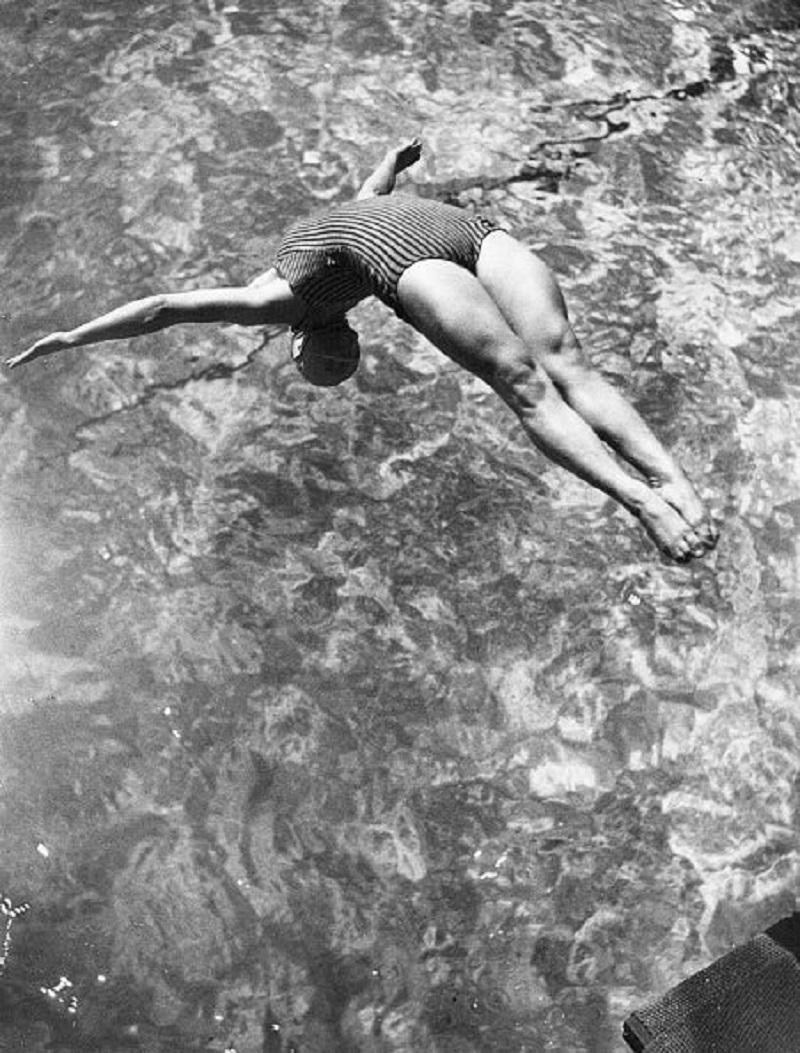 Fox Photos/Getty Images Black and White Photograph – „“Betty Slade Dives““ von Fox Photos