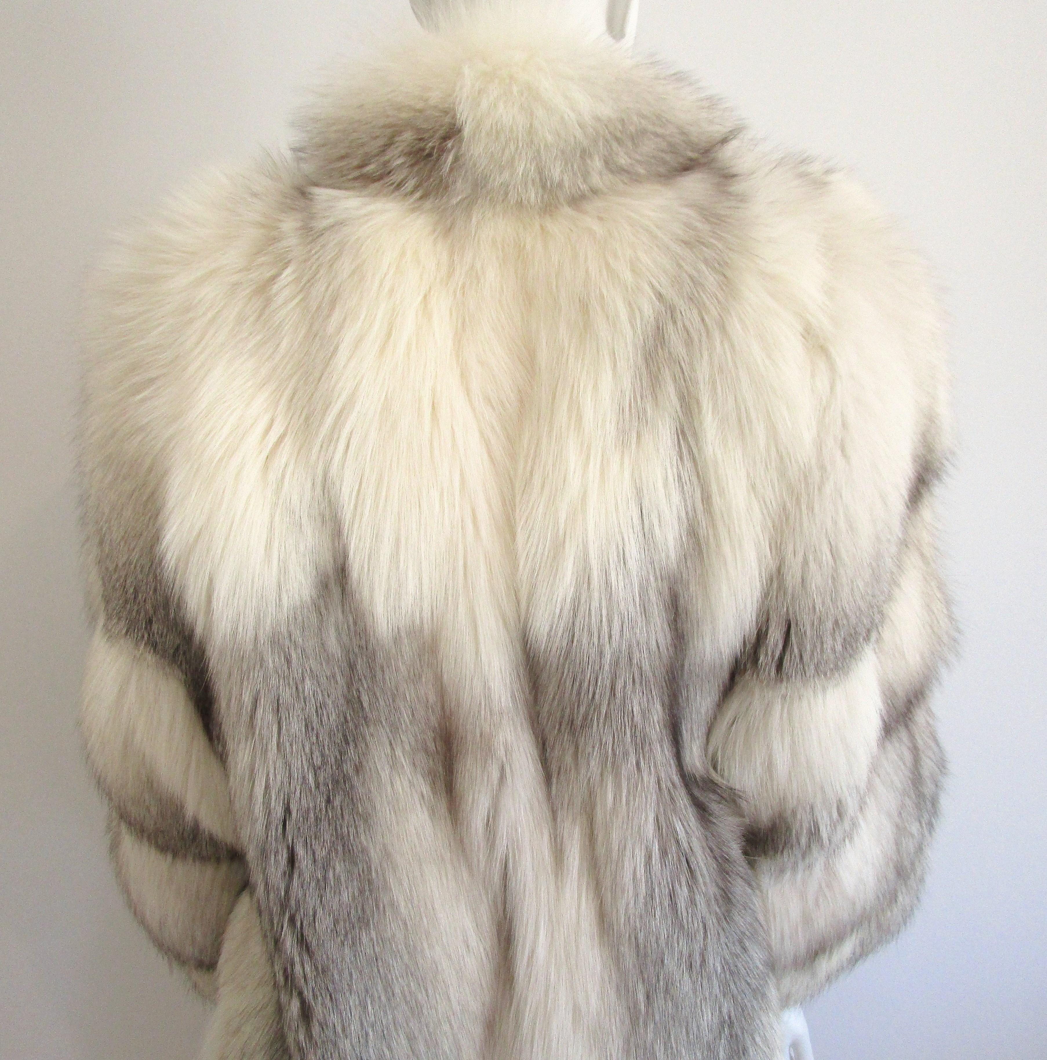  Fox Scalloped edge Fur Jacket Oversized Large Unisex White Silver Tipped  In Excellent Condition In Wallkill, NY