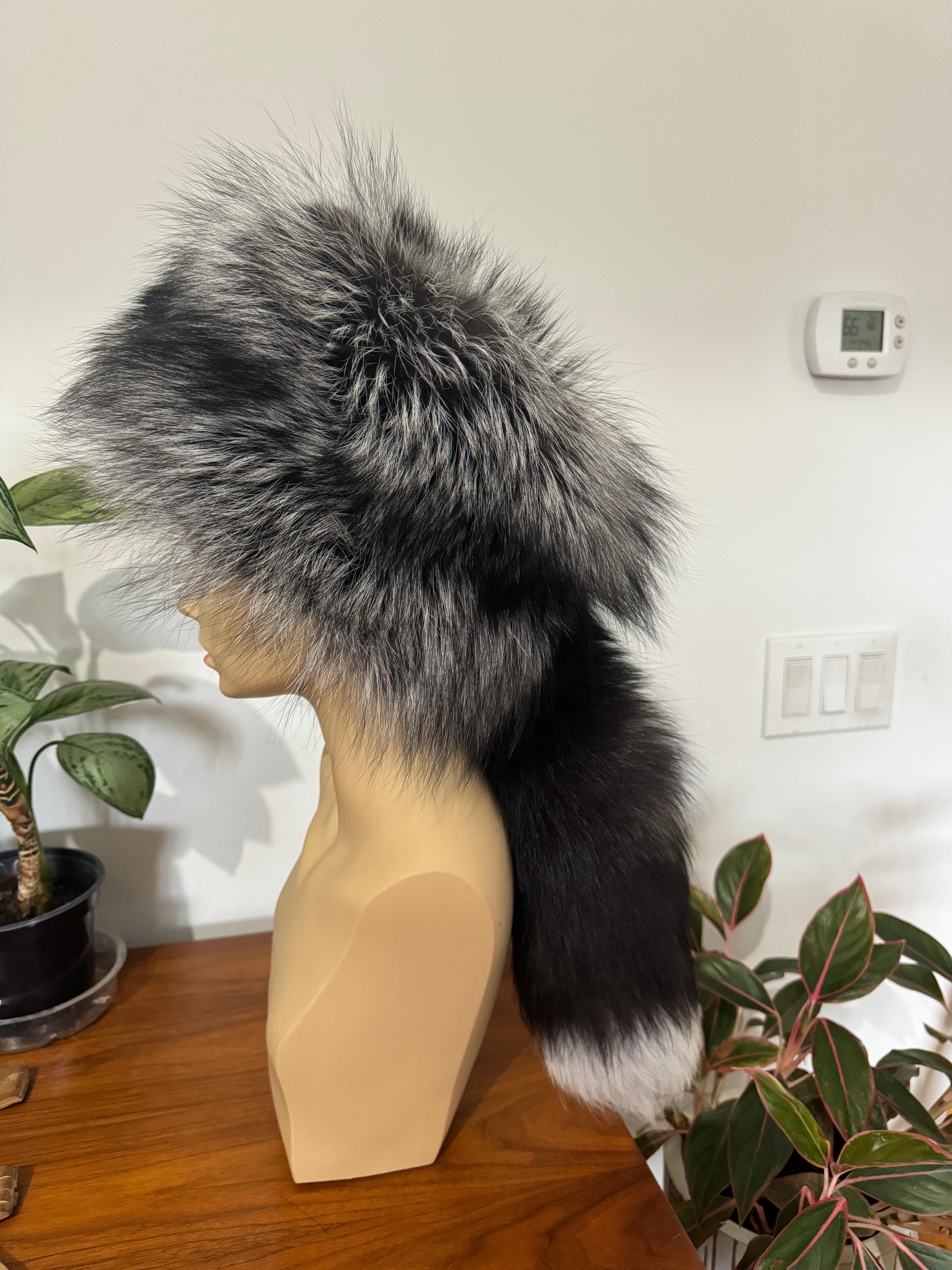 Cappello da trapper con coda di volpe con punta d'argento in vendita 4