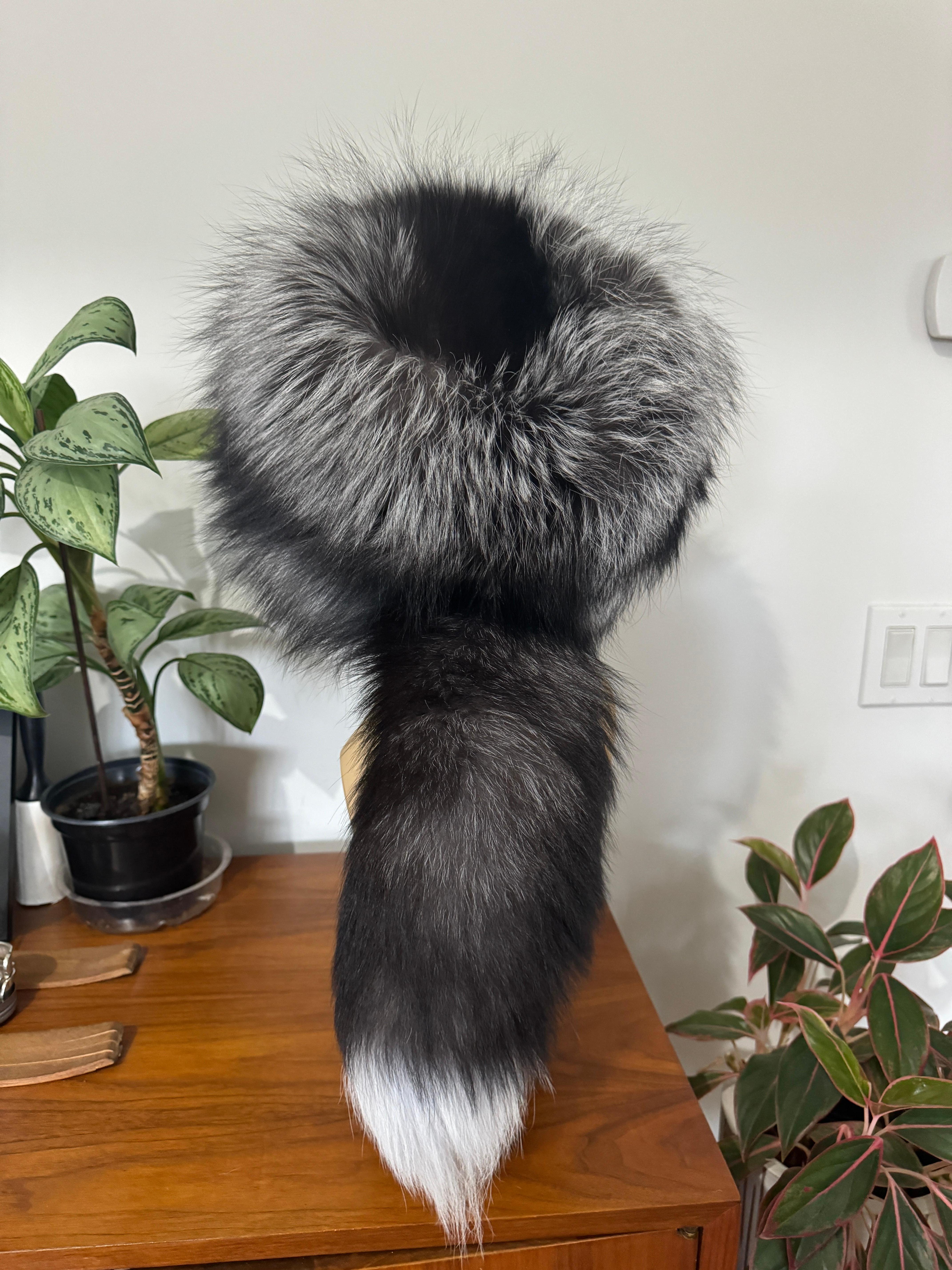 Cappello da trapper con coda di volpe con punta d'argento in vendita 7