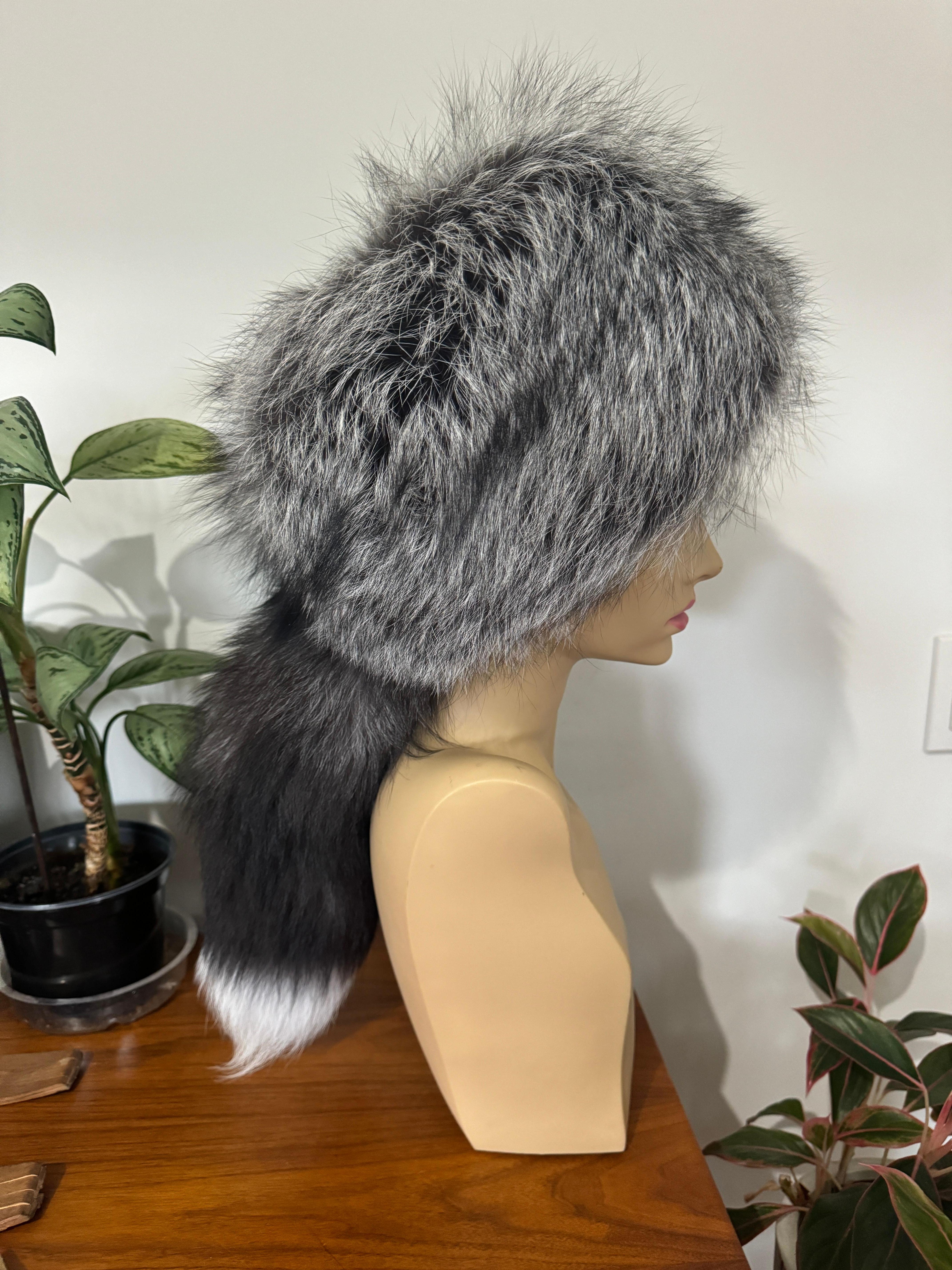Cappello da trapper con coda di volpe con punta d'argento in vendita 2
