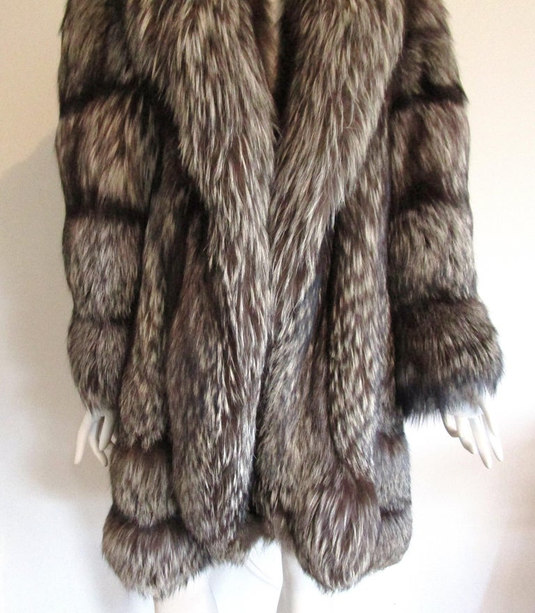  Fox Swing Coat Over sized Large Scalloped Detail Unisex - Silver Tipped 14-16 In Excellent Condition For Sale In Wallkill, NY