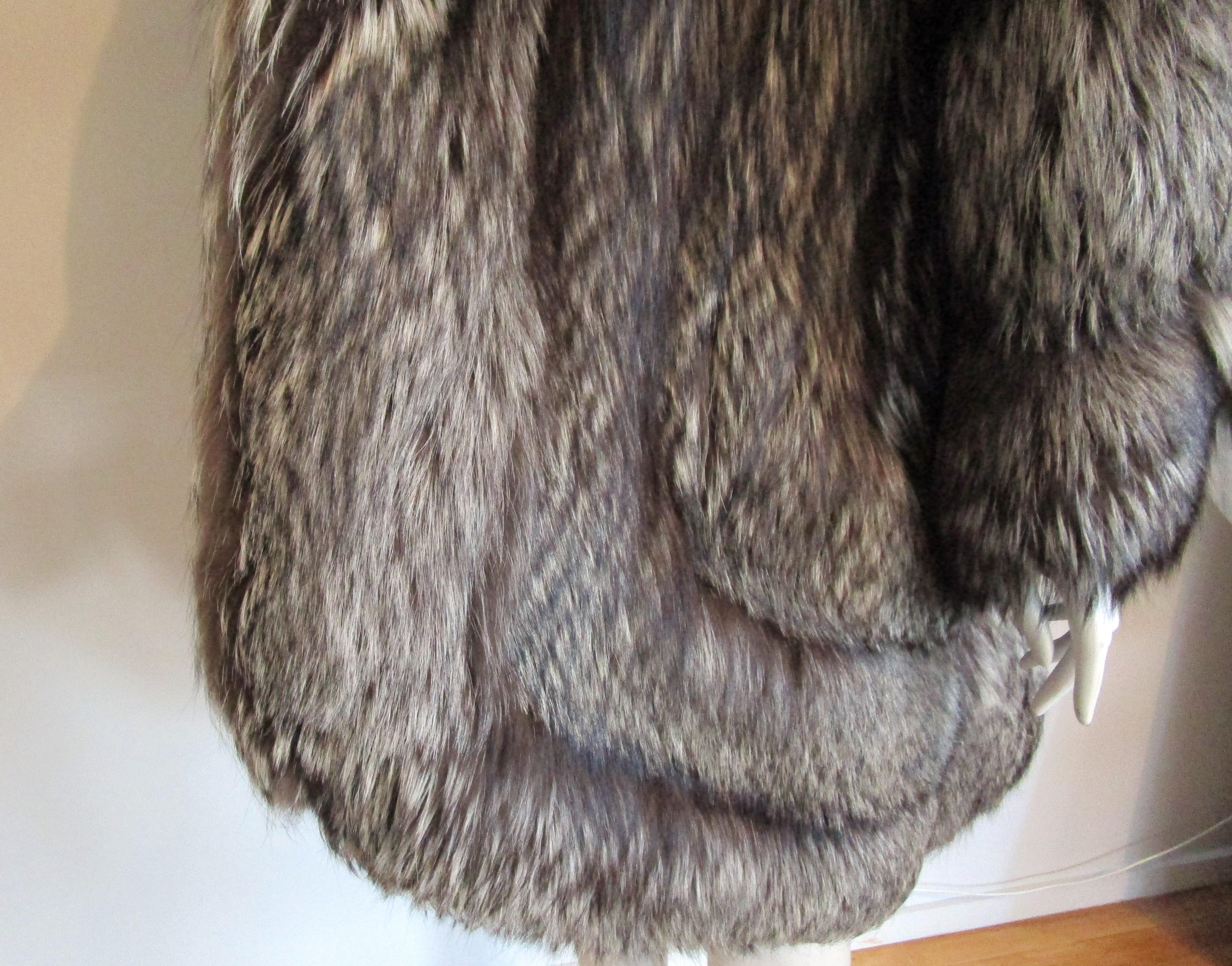  Fox Swing Coat Over sized Large Unisex - Silver Tipped 14-16 Scalloped Detail In Good Condition For Sale In Wallkill, NY