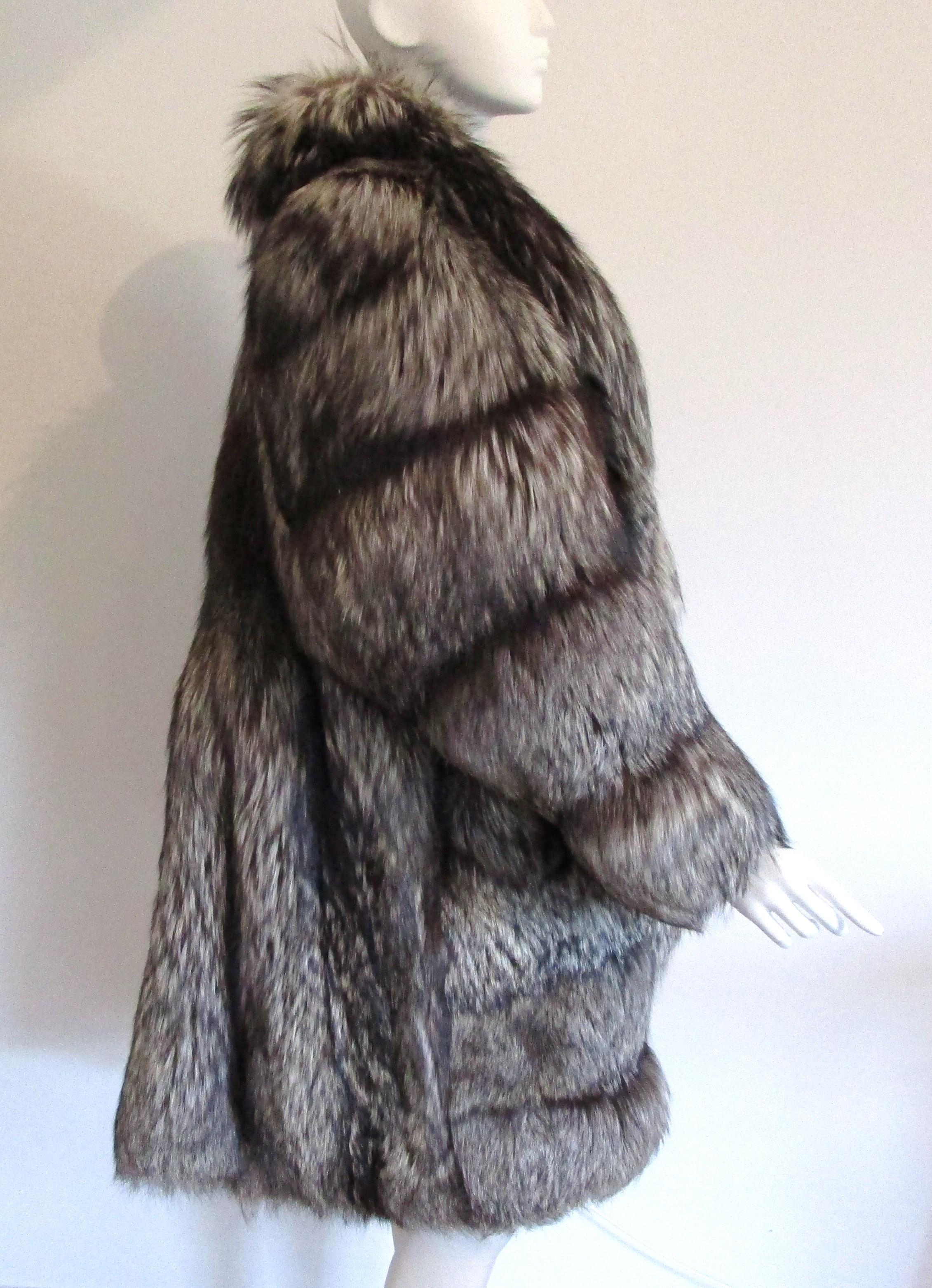  Fox Swing Coat Over sized Large Unisex - Silver Tipped 14-16 Scalloped Detail For Sale 1