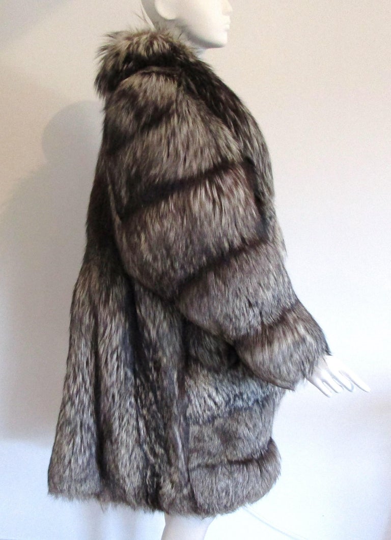  Fox Swing Coat Over sized Large Scalloped Detail Unisex - Silver Tipped 14-16 For Sale 2