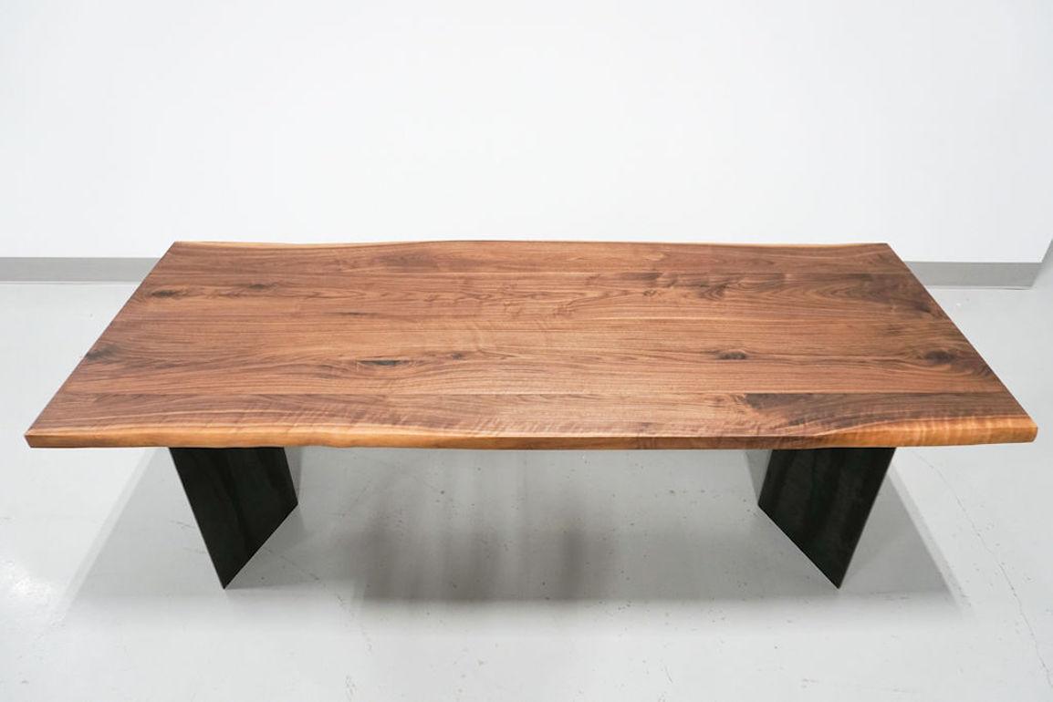 Dock-Tisch, Esstisch aus Nussbaumholz mit gefaltetem Stahlfuß und organischer Kante (amerikanisch) im Angebot