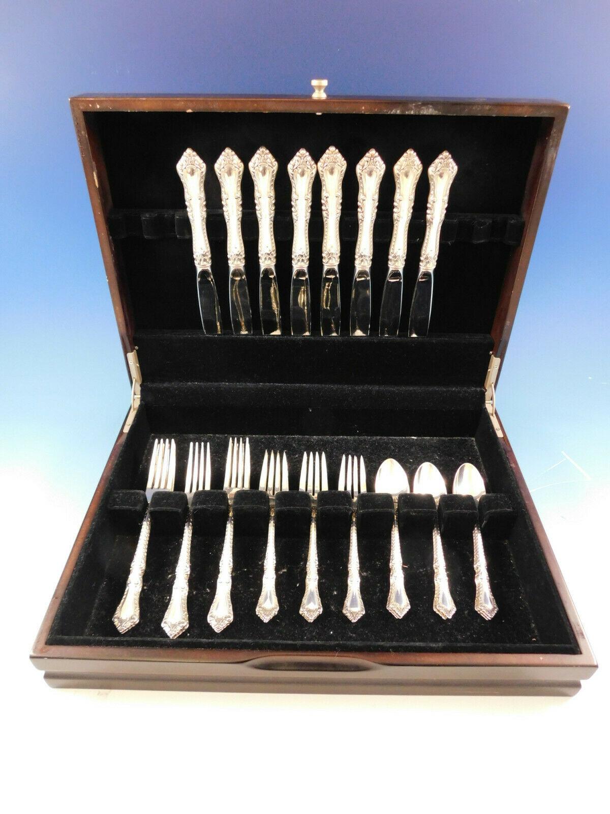 Ensemble de couverts en argent sterling Foxhall by Watson, vers 1942, de qualité rare, 32 pièces. Cet ensemble comprend :

8 couteaux, 9