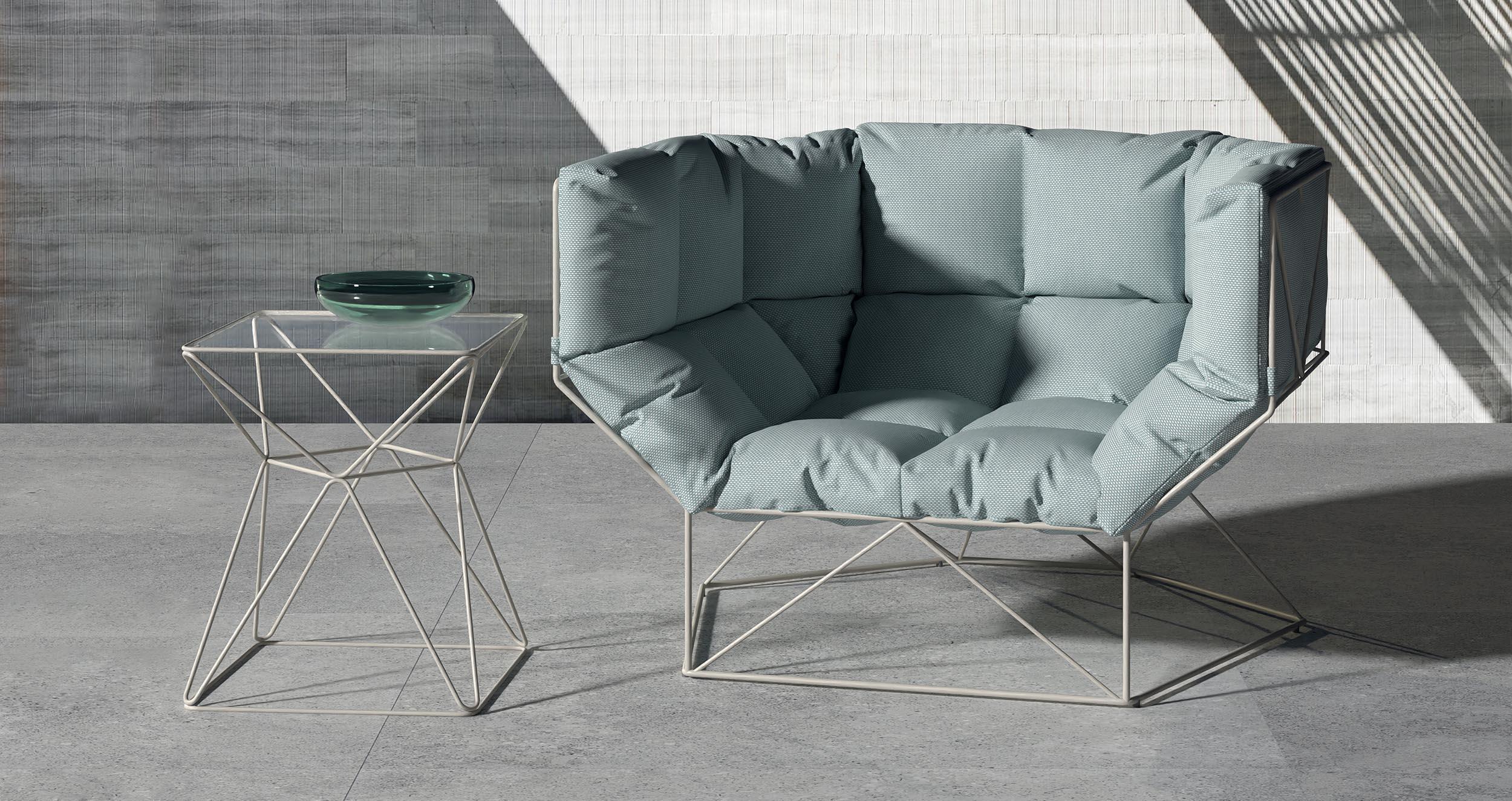 Sillón Foxhole 120 by spHaus
Dimensiones: P 100 x An 120 x Al 87 cm.
Materiales: Acero con recubrimiento en polvo, cojines ecológicos tapizados.

FoxHole es una familia de productos de exterior e interior que incluye un sofá de tres plazas, un