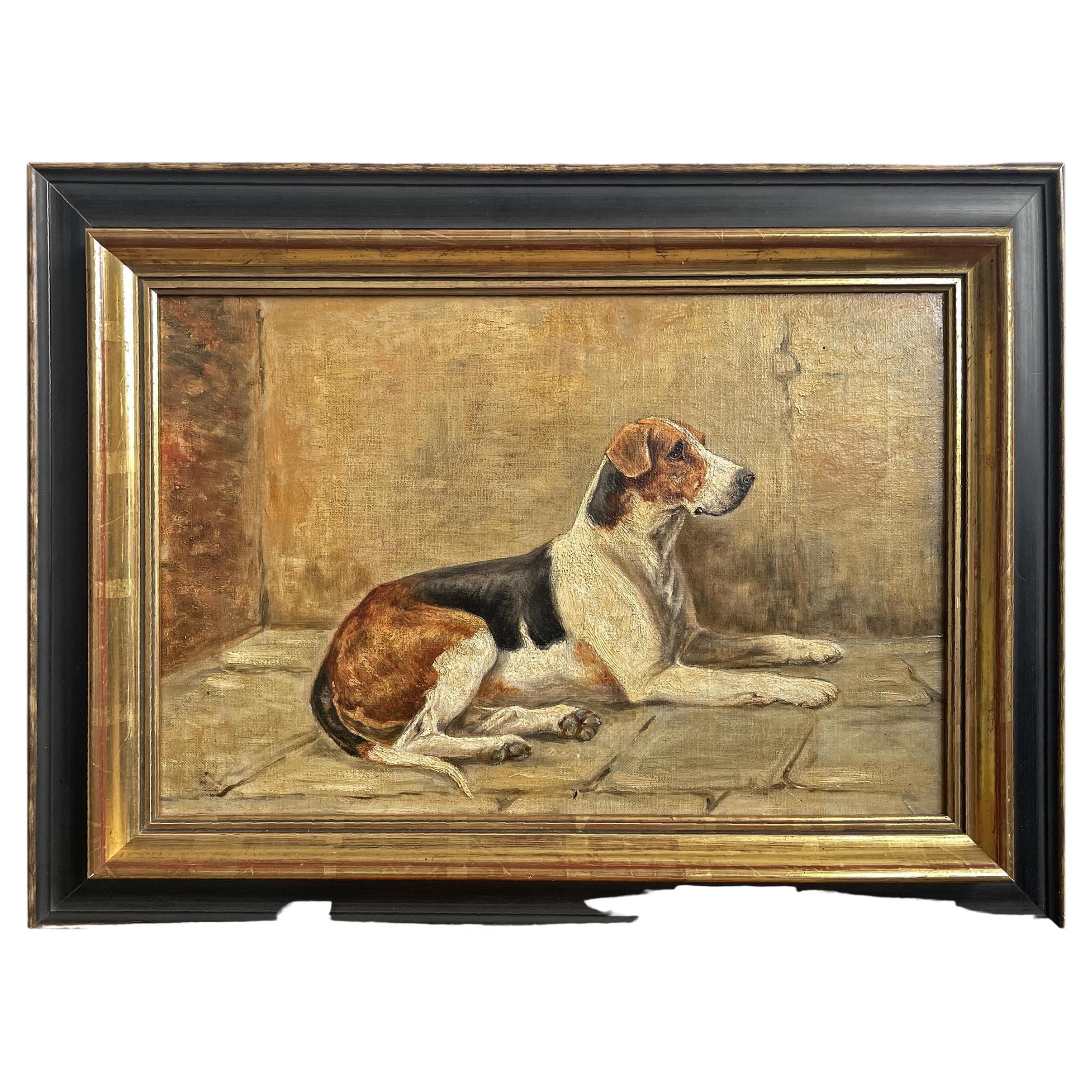 Foxhound

31 x 46 cm - ohne Rahmen
44 x 60 cm - mit Rahmen
Öl auf Leinwand - Ende 19. Jahrhundert

Ölgemälde auf Leinwand, englisch, aus dem späten 19. Jahrhundert, mit der Darstellung eines liegenden Foxhounds.
Die Physiognomie des Tieres ist