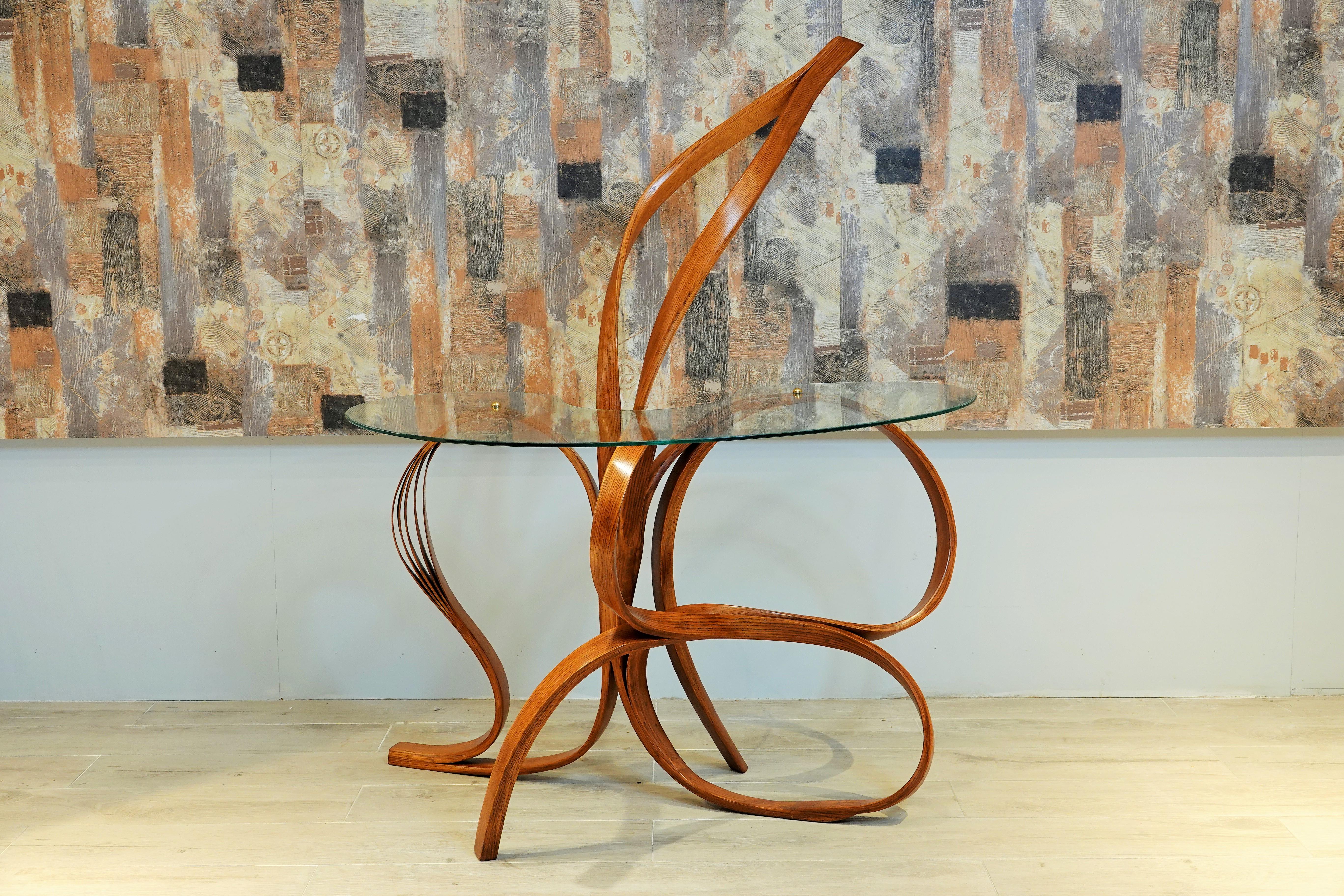 Moderne Table d'entrée Raka Studio en bois cintré avec éléments en laiton et verre de sécurité  en vente