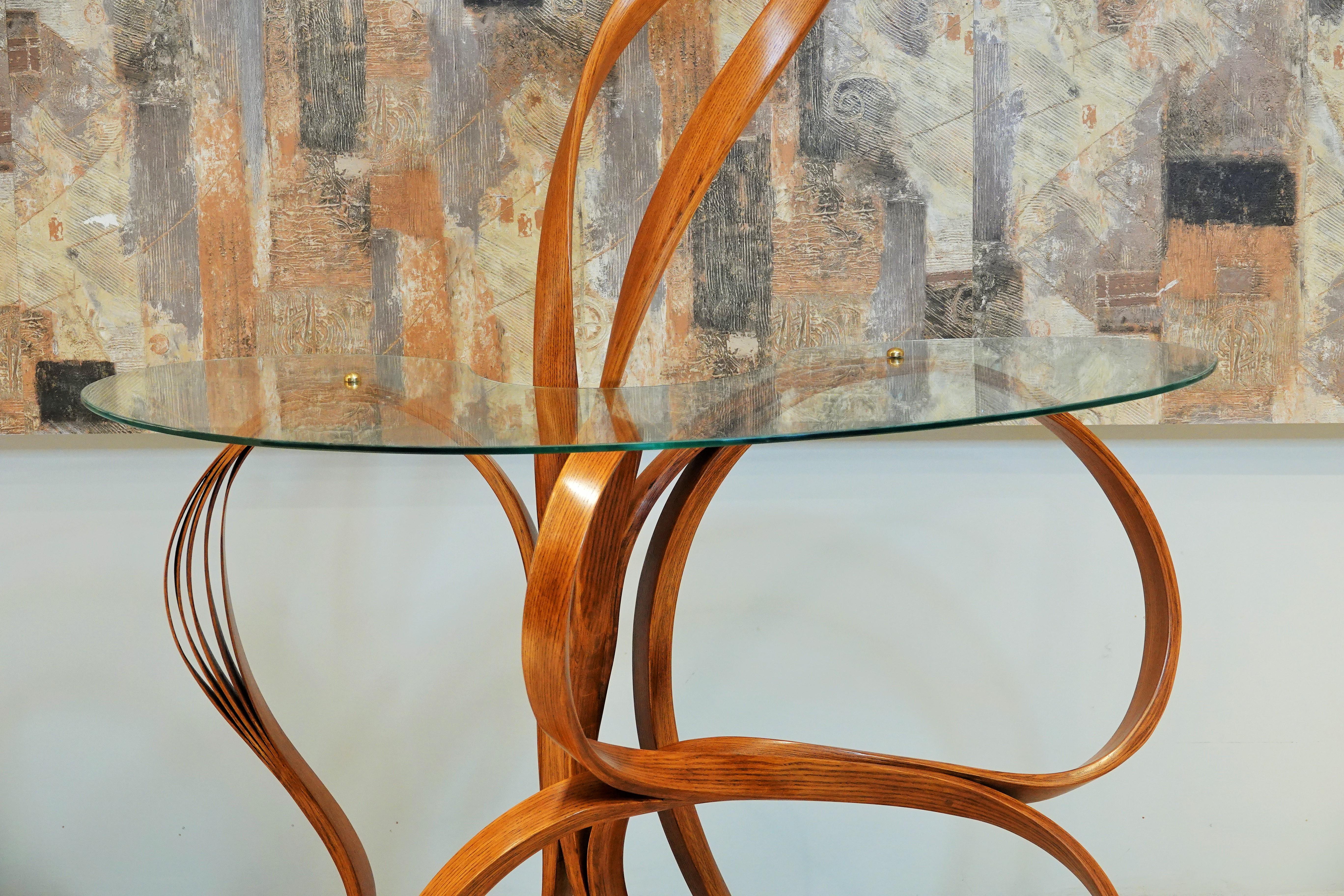 Inconnu Table d'entrée Raka Studio en bois cintré avec éléments en laiton et verre de sécurité  en vente