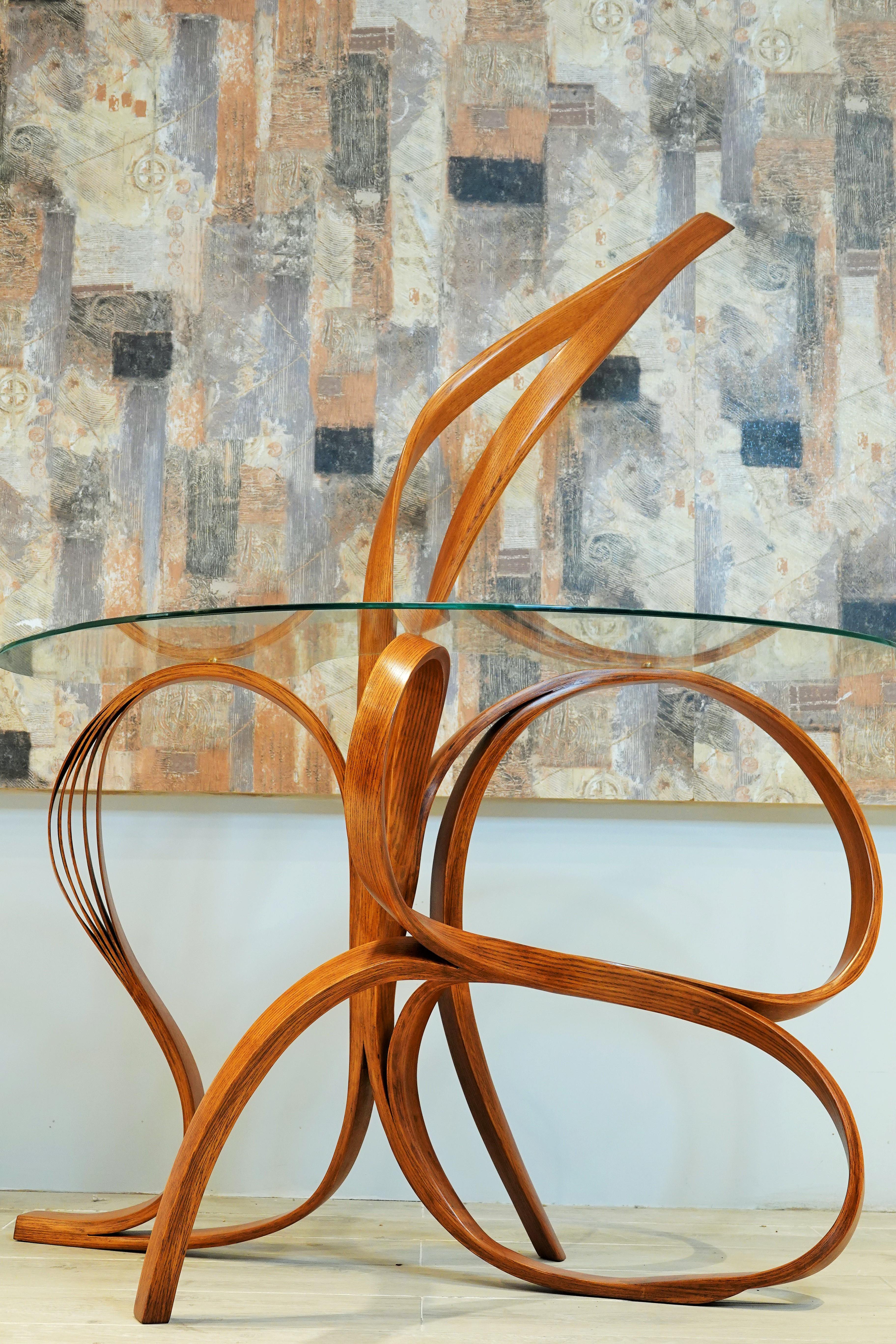 Table d'entrée Raka Studio en bois cintré avec éléments en laiton et verre de sécurité  Neuf - En vente à Cape Girardeau, MO