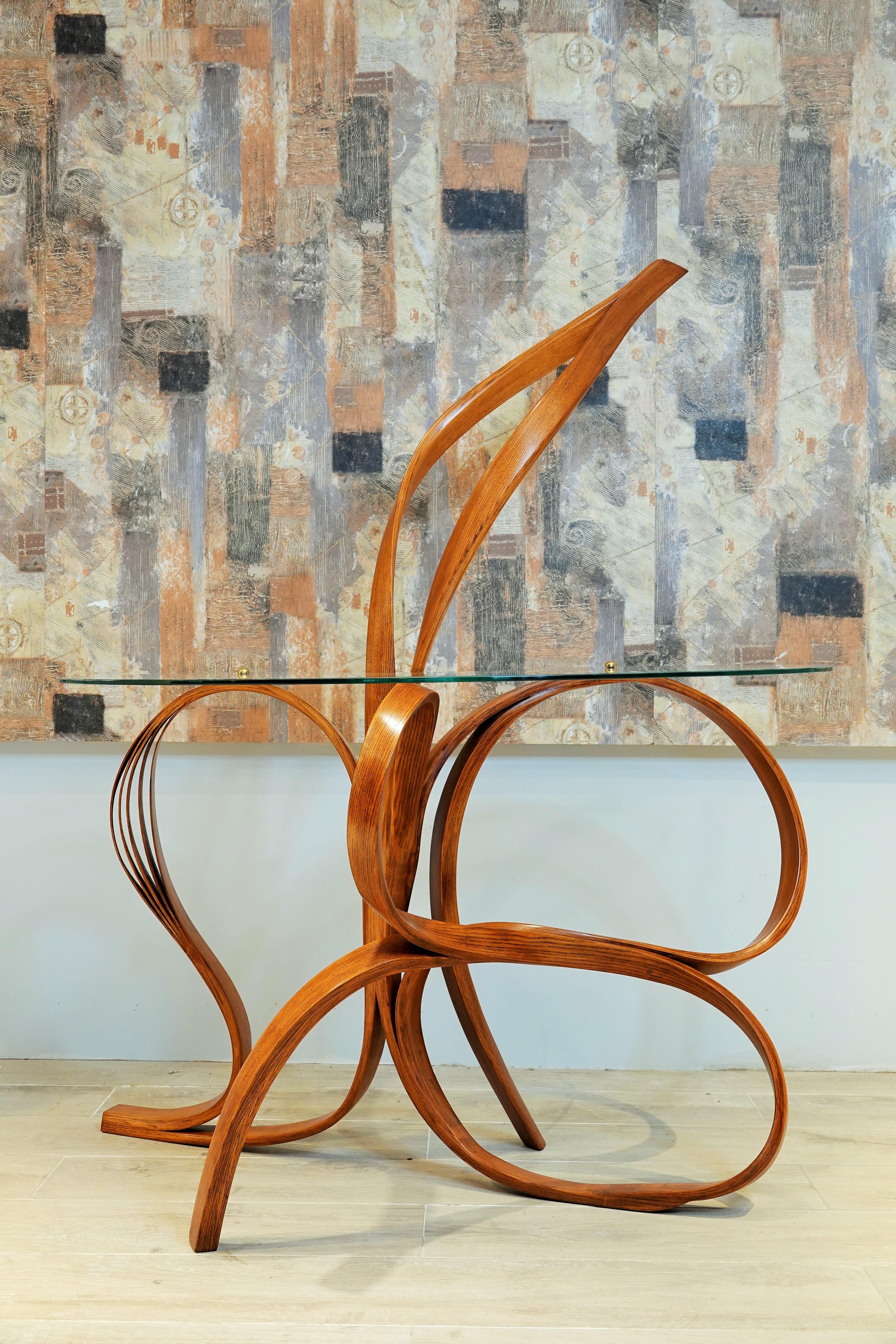 XXIe siècle et contemporain Table d'entrée Raka Studio en bois cintré avec éléments en laiton et verre de sécurité  en vente
