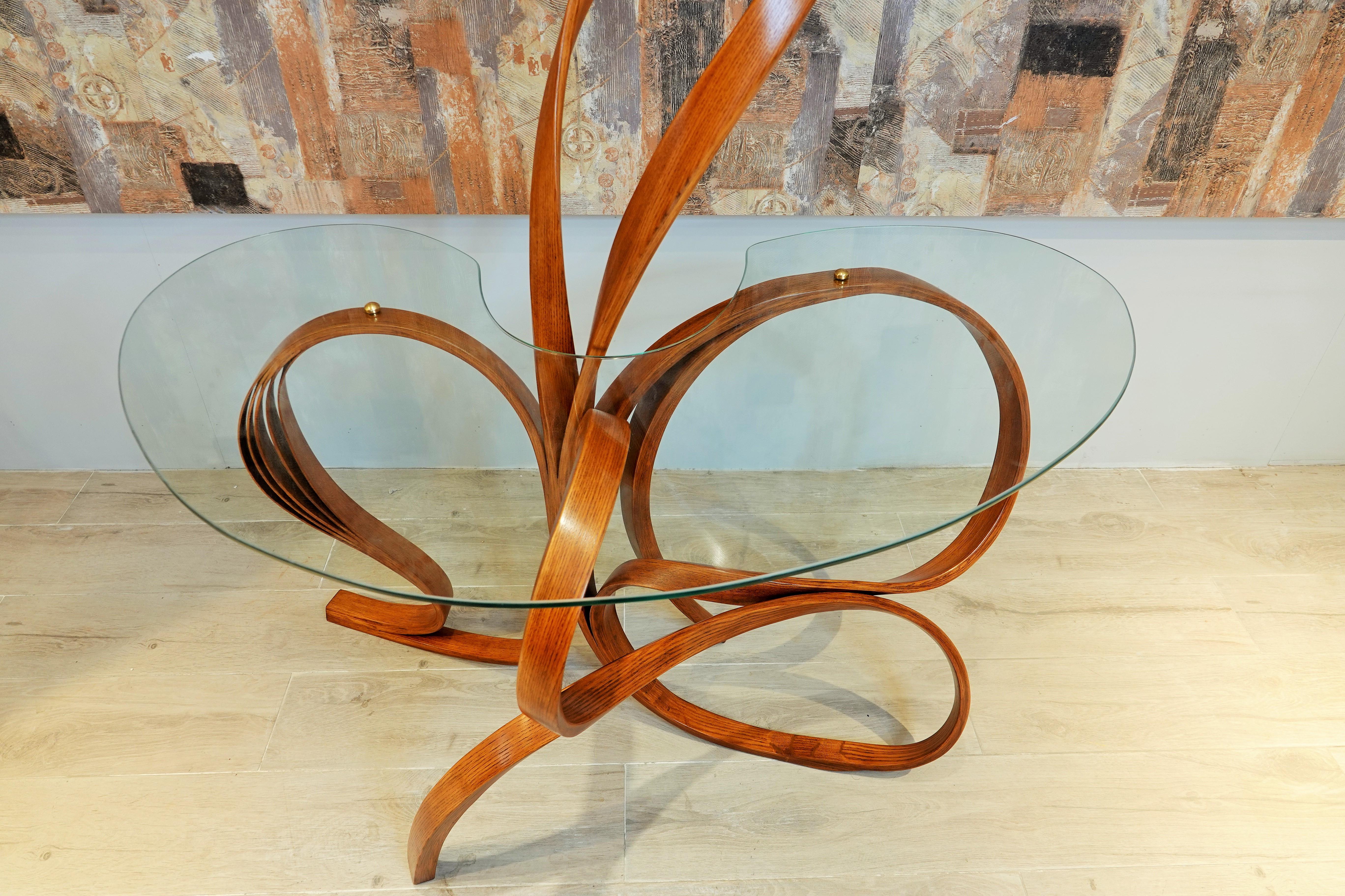 Laiton Table d'entrée Raka Studio en bois cintré avec éléments en laiton et verre de sécurité  en vente