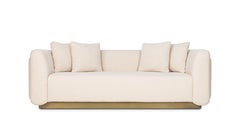 Divano Foz a 3 posti, Bouclé e ottone bronzato, InsidherLand di Joana Santos Barbosa