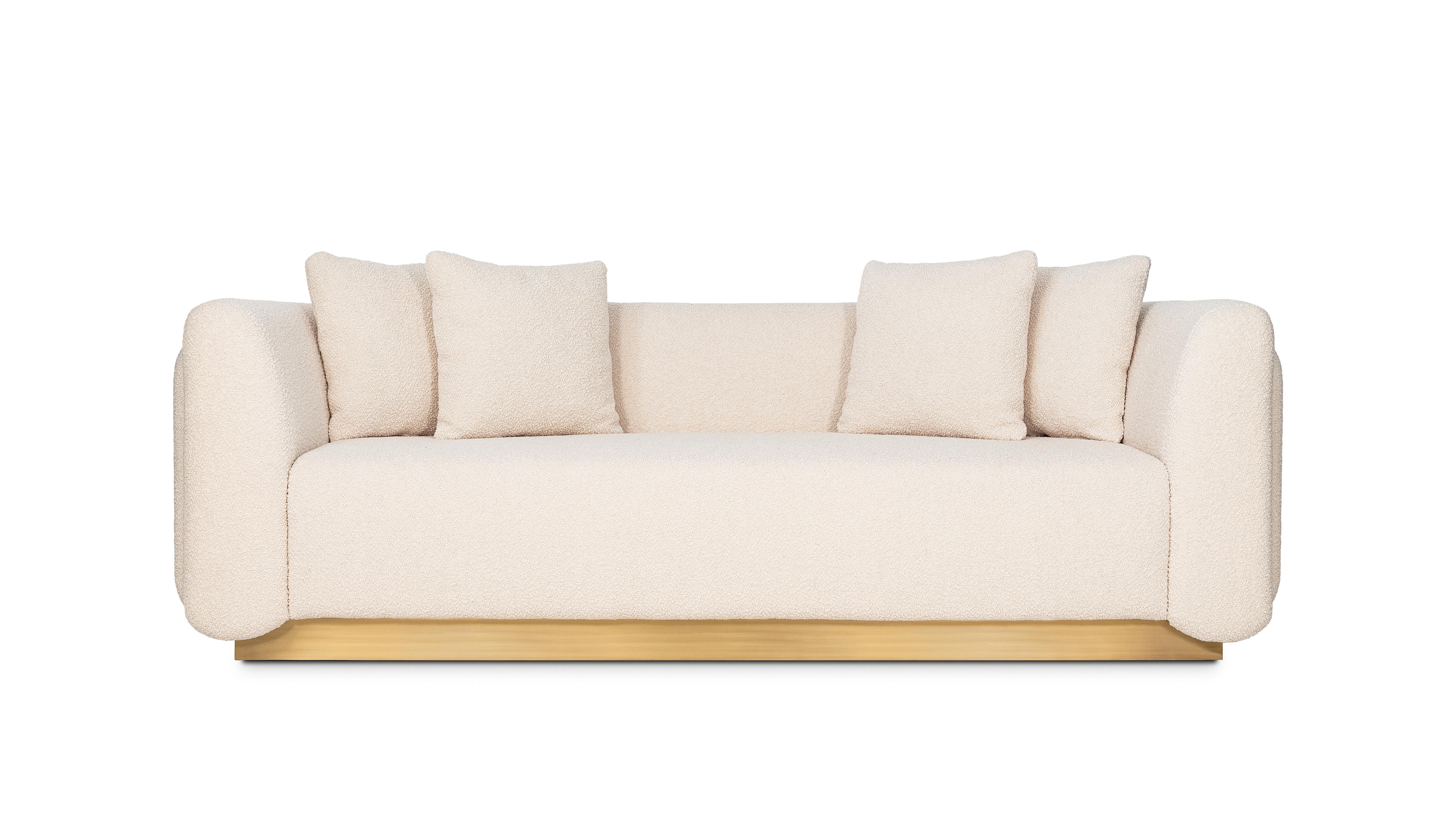 Foz 3 Seat Sofa by InsidherLand
Dimensions: D 96 x W 230 x H 87 cm.
Materials: Oxidized brushed brass, InsidherLand Woollen Ref. 6 fabric.
75 kg.
Available in different fabrics.
Five cushions are included.

Fozis a grand sofa that gatherssurprising