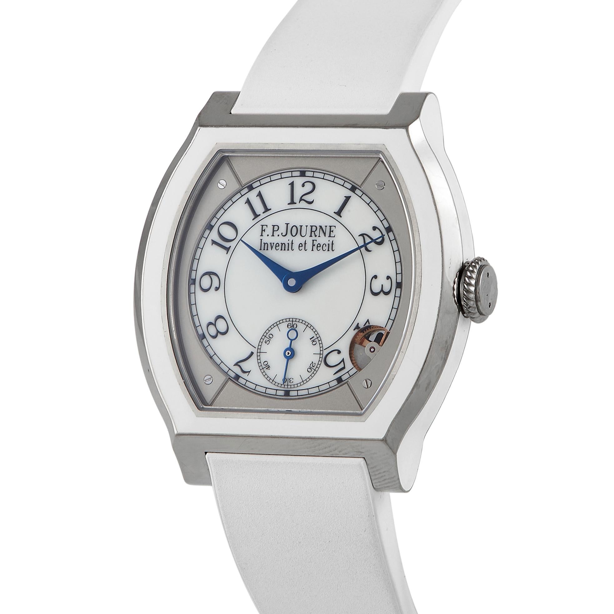Dieser Zeitmesser ist Teil der ersten Damenkollektion von F.P. Journe. Der Élégante ist in der Tat ein Bild der Raffinesse. Sie verfügt über ein 40 x 35 mm großes Titangehäuse und ein weißes, leuchtendes Zifferblatt, das ein Maximum an Ablesbarkeit