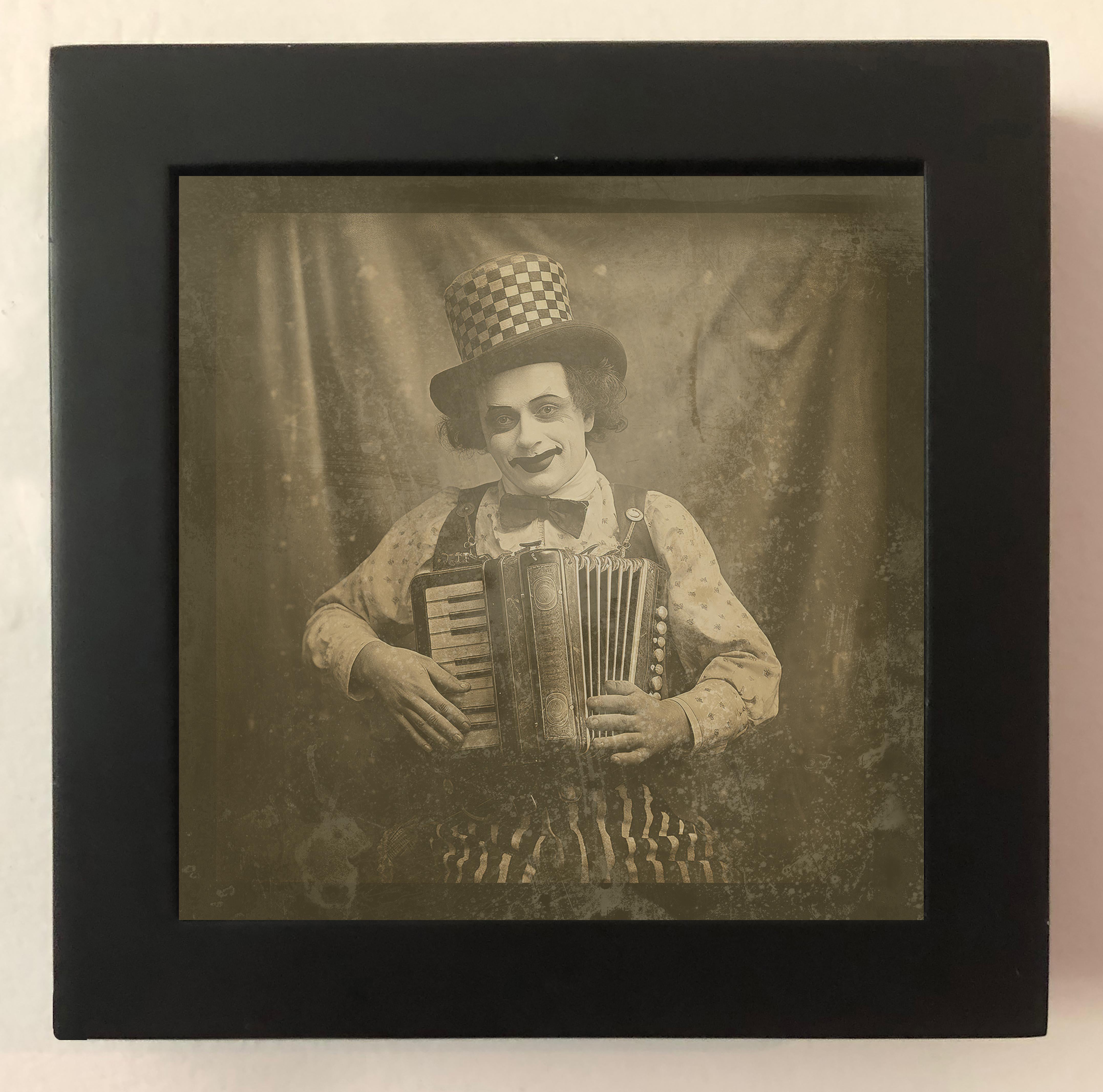 FPA Francis Pavy Artist Figurative Photograph – Clown Akkordeonist 