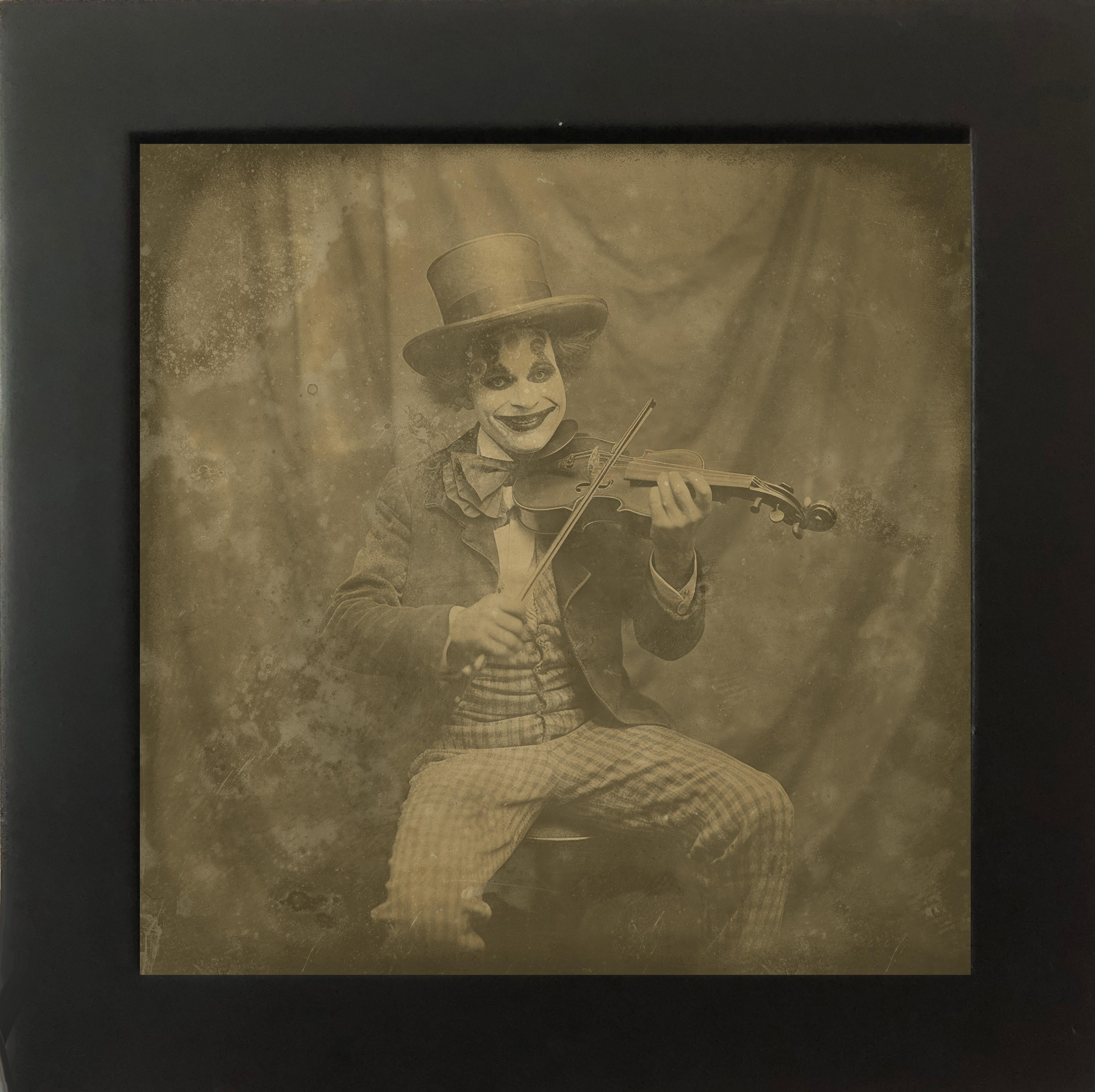 FPA Francis Pavy Artist Figurative Photograph – Clown Fiddler 