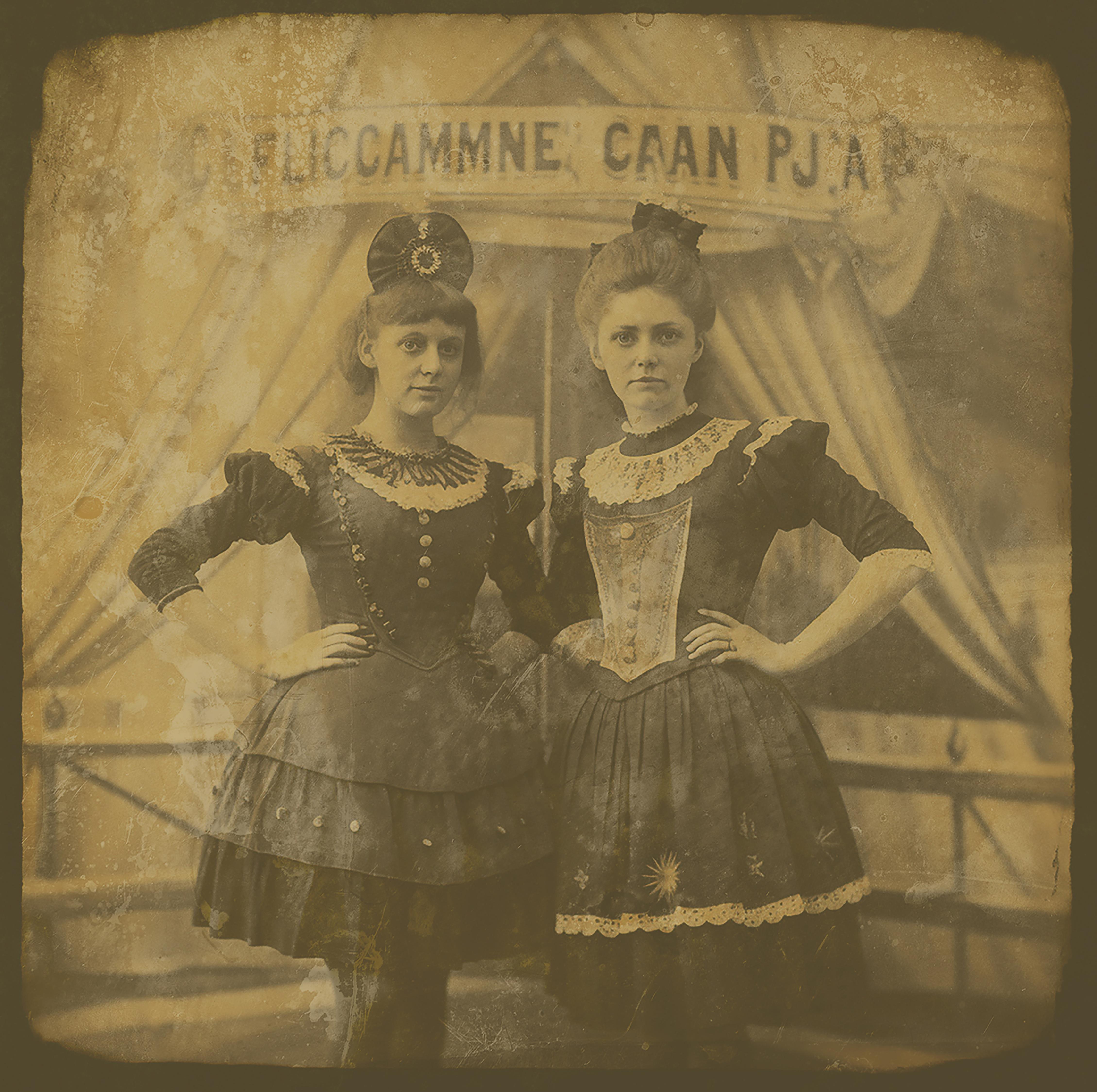 FPA Francis Pavy Artist Figurative Photograph – Die Trapez Schwestern- Zirkusserie ist eine bezaubernde exotische Daguerreotypische Reproduktion 