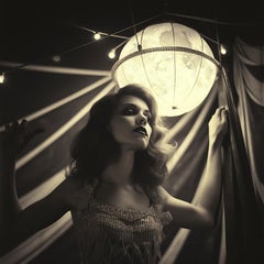 Frau unter einem Zirkus Zelt, in dem  eine leuchtende Kugel in der Luft           