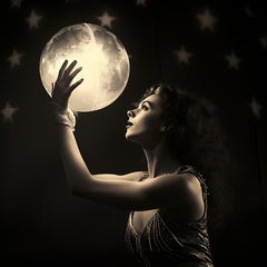 Donna con sfera e stelle.     Film Noir 