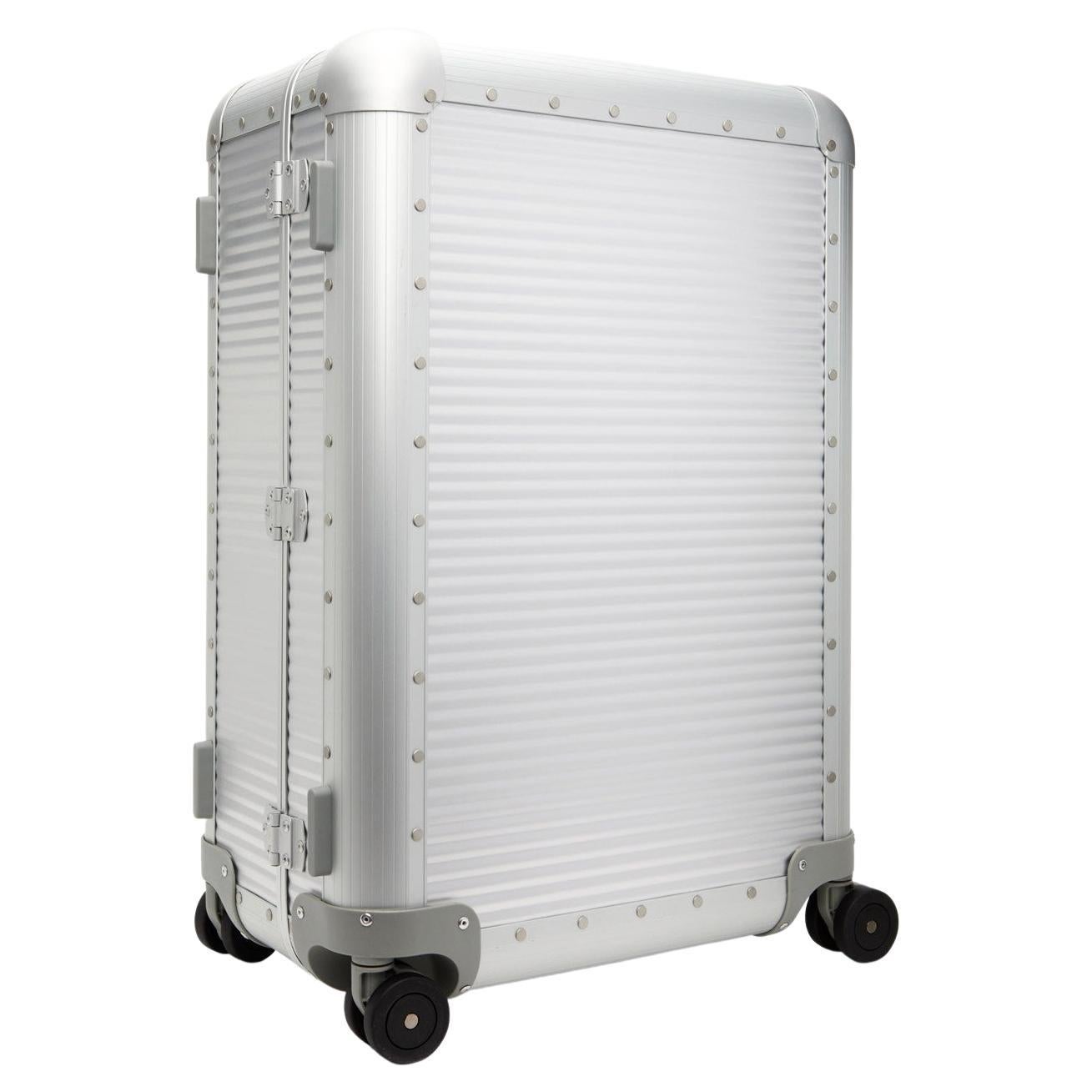 FPM MILANO moonlight silver bank spinner 68 suitcase. Aluminum shell suitcase in silver.
· Single-stage telescoping handle
· Leather grab handle at top and side
· Four dual wheels
· Hinged double latch lock closures
· Integrated TSA key lock