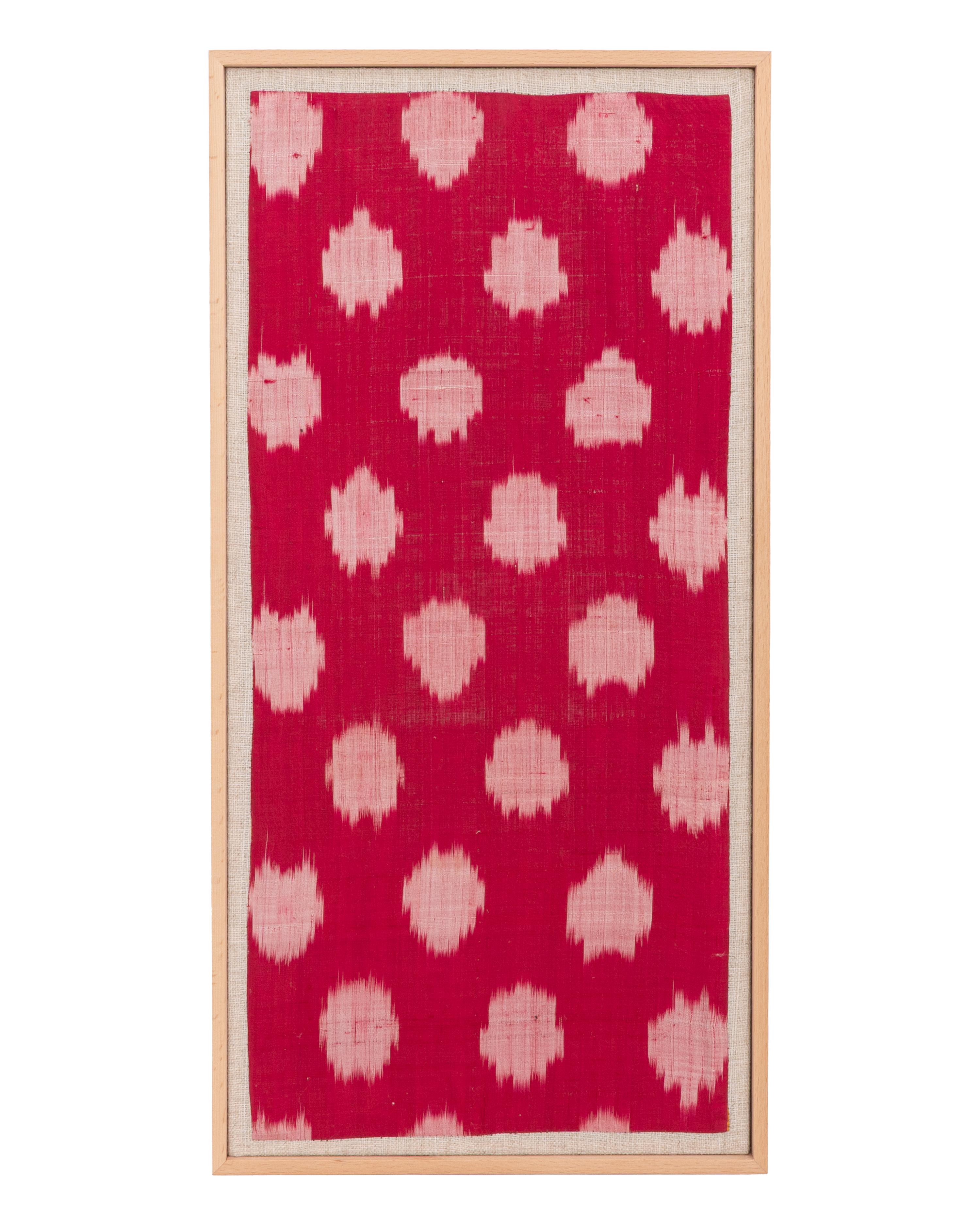 Das Fragment wurde zunächst von Hand auf einen Leinenstoff aufgezogen, dann auf einen Holzrahmen gespannt und mit einem Holzrahmen abgeschlossen.
E 20.  Jahrhundert. Usbekistan
Bereit für die Anbringung an einer Wand.

Gerahmte Artikel oben ist aus