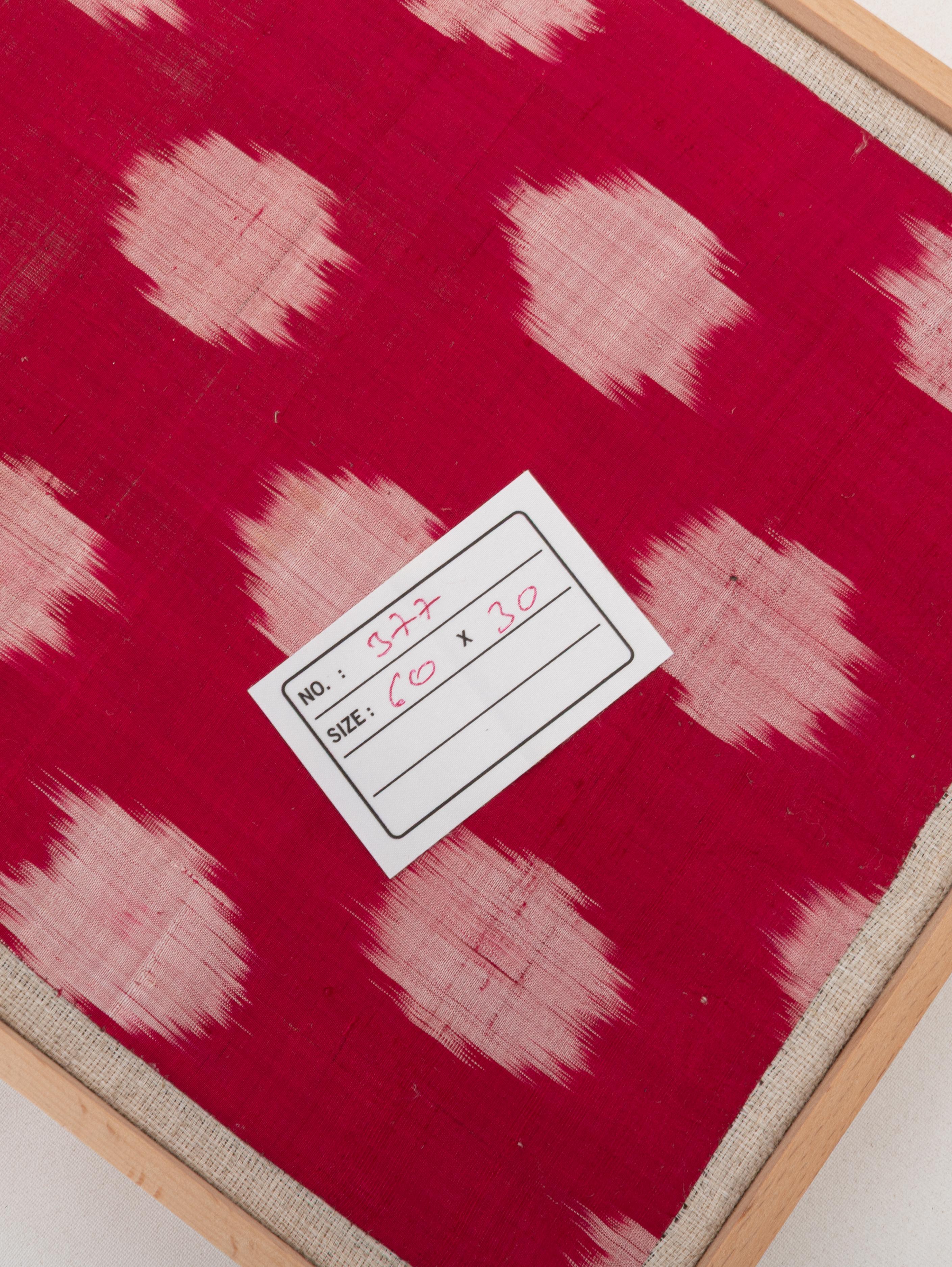 Gezähmtes antikes Seiden-Ikat-Fragment, Usbekistan, 1900er Jahre im Angebot 1